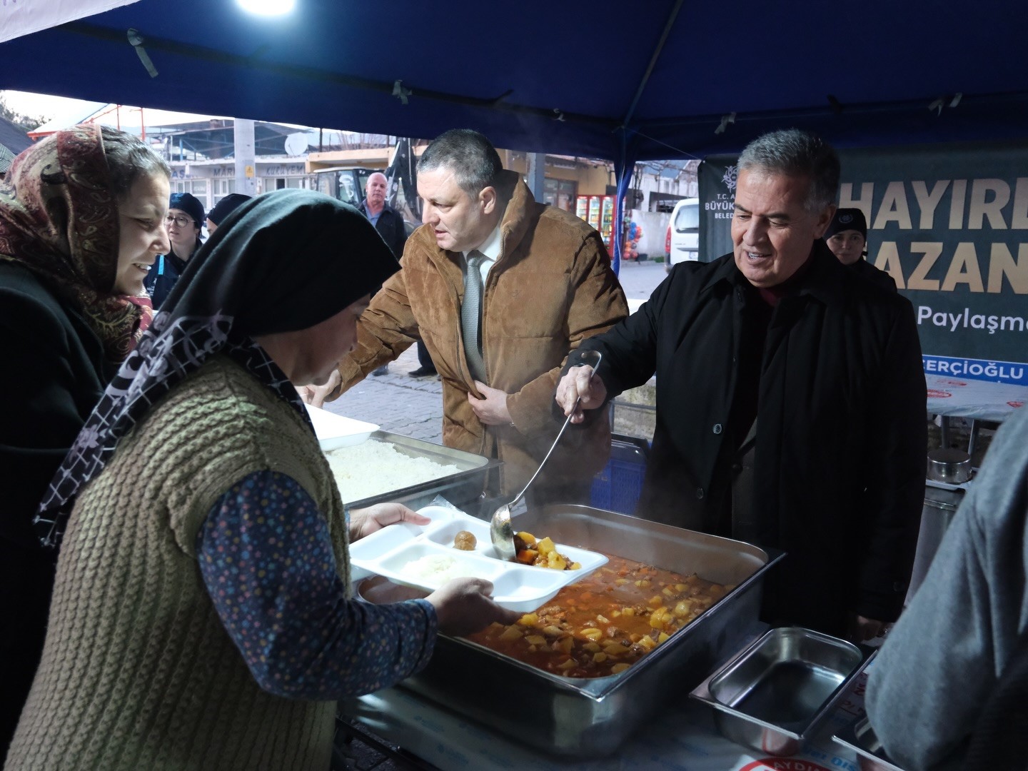 Başkan Erol ilk iftarını vatandaşlarla açtı
