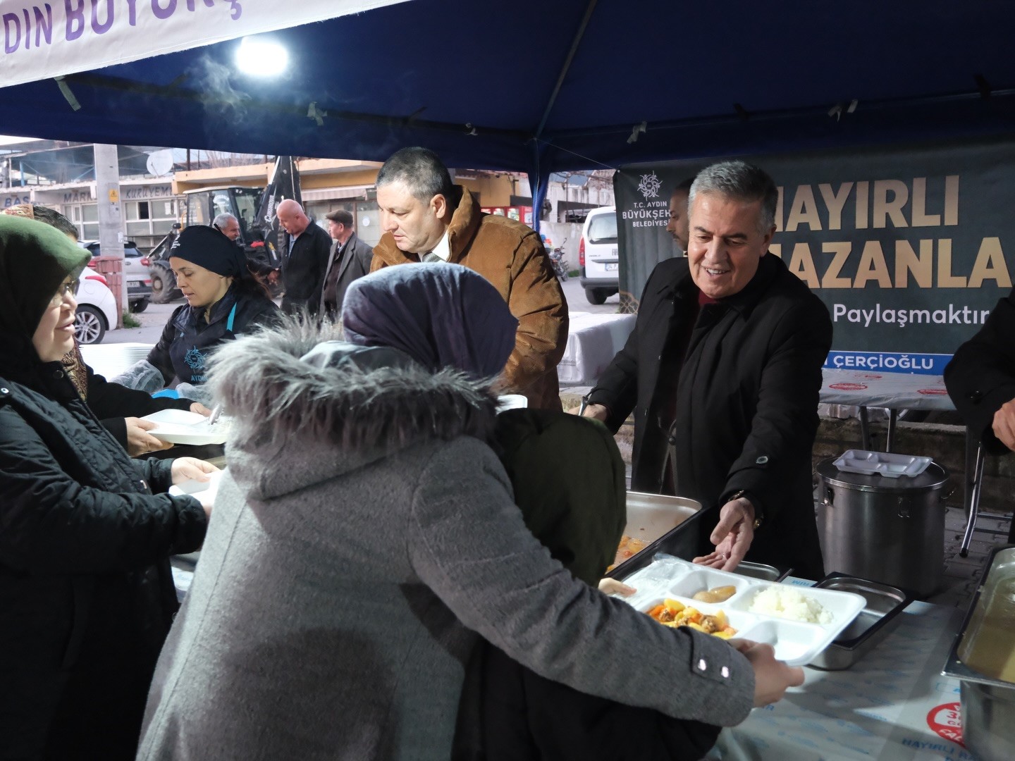 Başkan Erol ilk iftarını vatandaşlarla açtı

