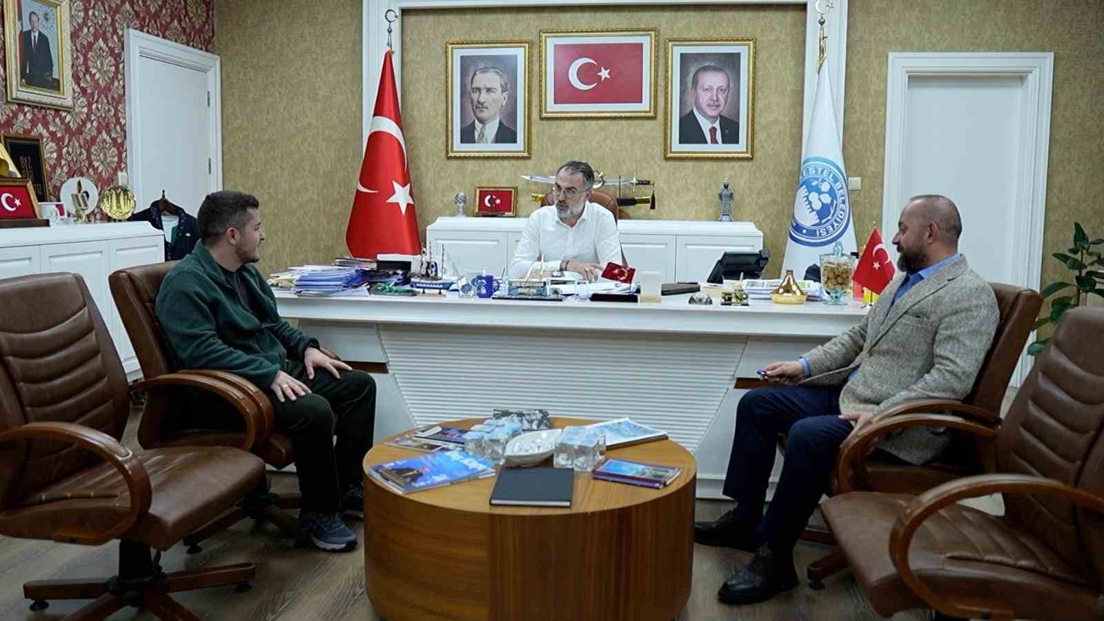 Başkan Erol, Türk Bayrağı’nı yerde bırakmayan kuryeyi ödüllendirdi
