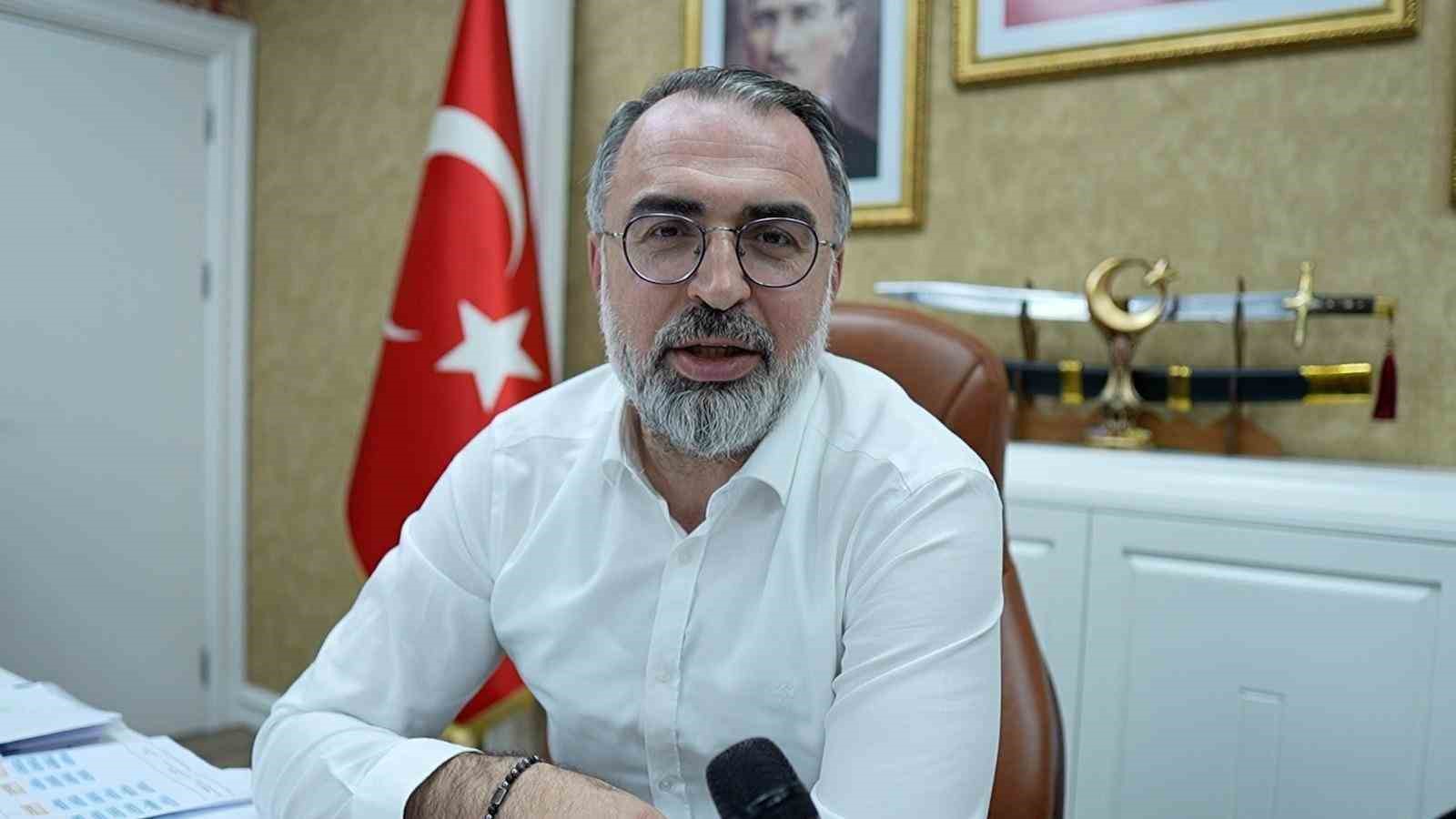 Başkan Erol, Türk Bayrağı’nı yerde bırakmayan kuryeyi ödüllendirdi
