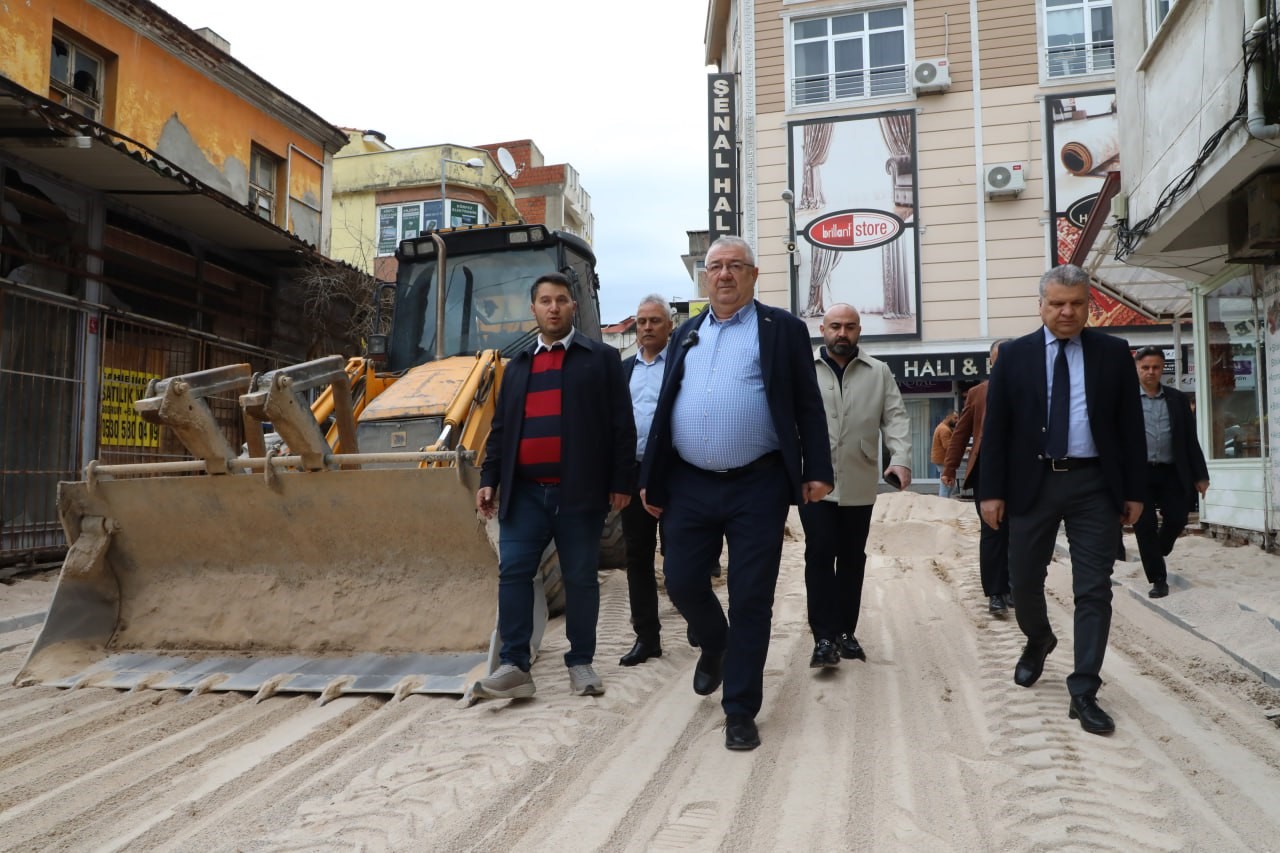 Başkan Ertaş sahaya indi; Edremit’te yol atağı
