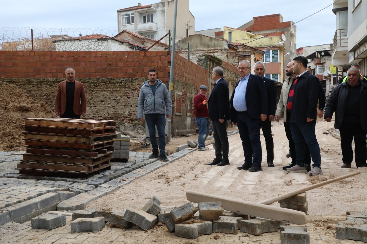 Başkan Ertaş sahaya indi; Edremit’te yol atağı
