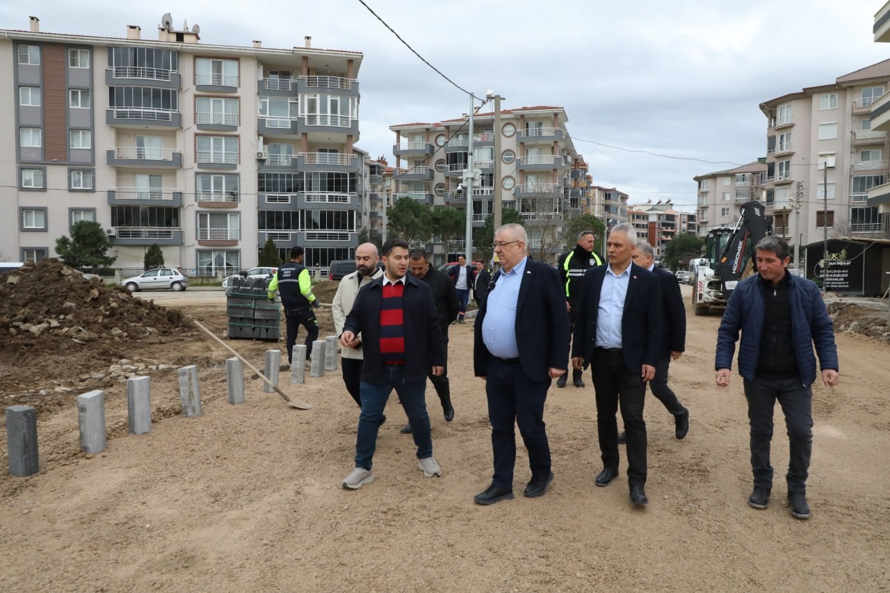 Başkan Ertaş sahaya indi; Edremit’te yol atağı
