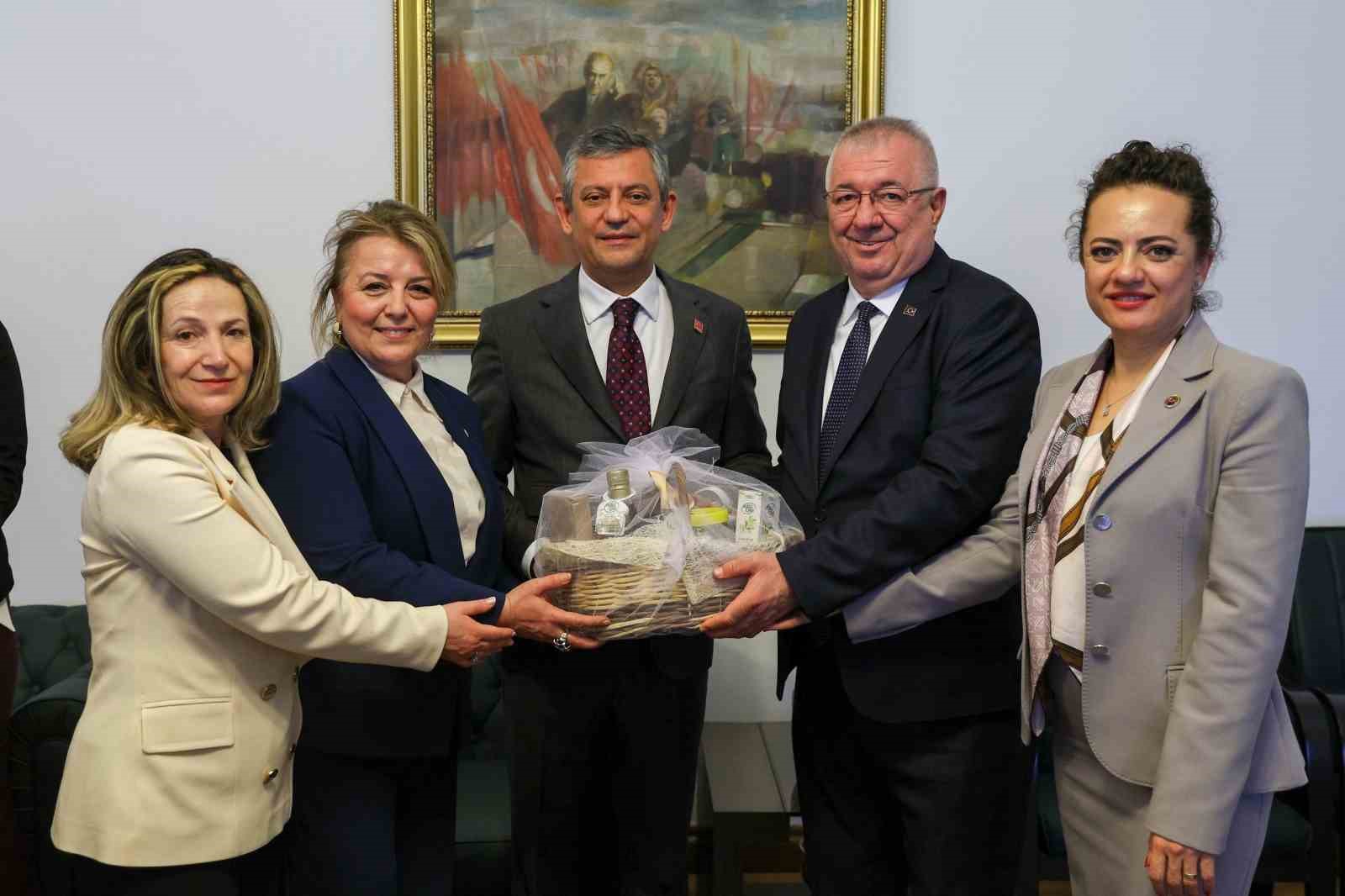 Başkan Ertaş ve Edremit heyeti CHP Lideri Özgür Özel ile buluştu
Başkan Ertaş ve Edremit heyeti CHP Lideri Özgür Özel ile buluştu