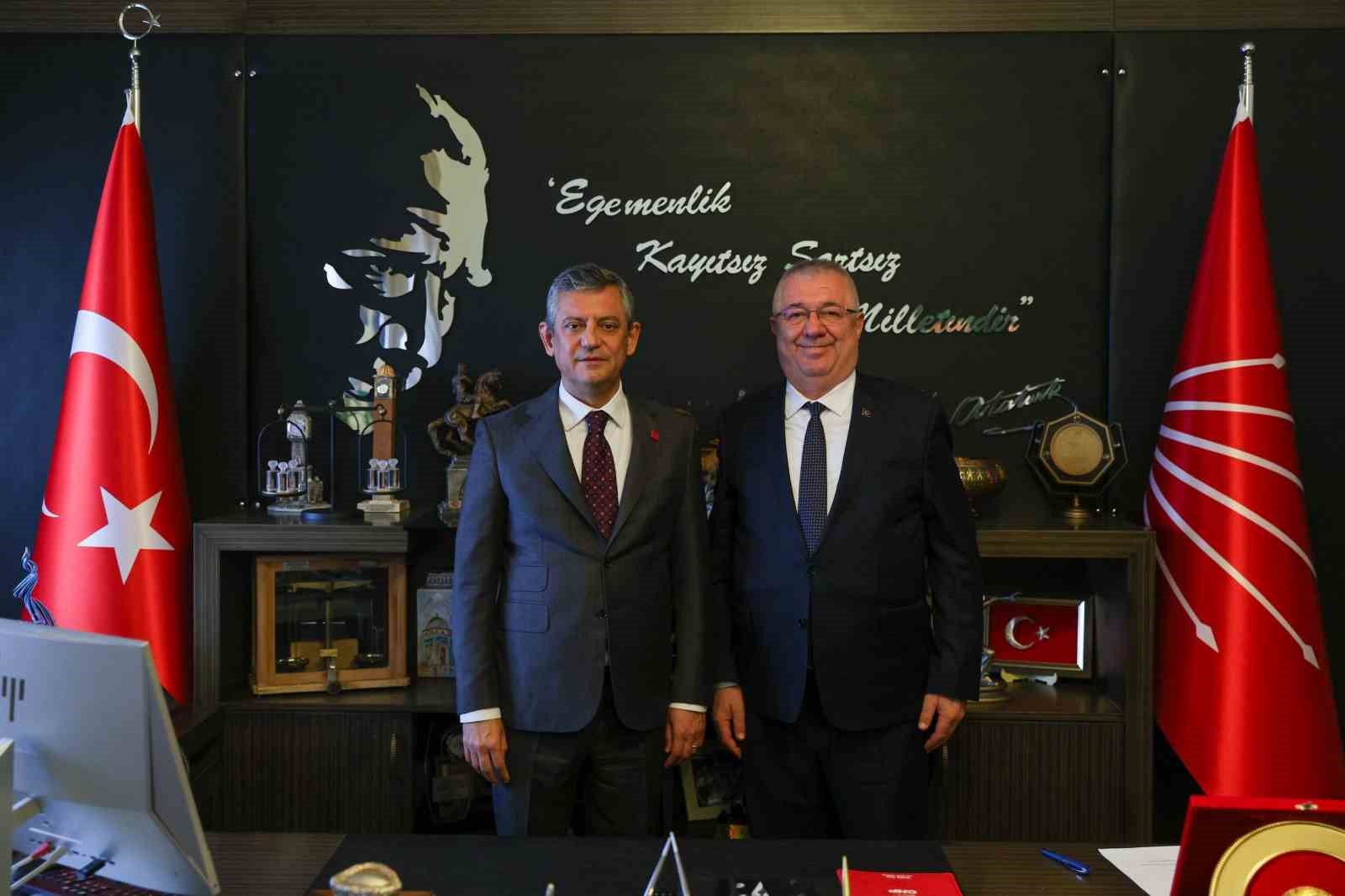 Başkan Ertaş ve Edremit heyeti CHP Lideri Özgür Özel ile buluştu
Başkan Ertaş ve Edremit heyeti CHP Lideri Özgür Özel ile buluştu