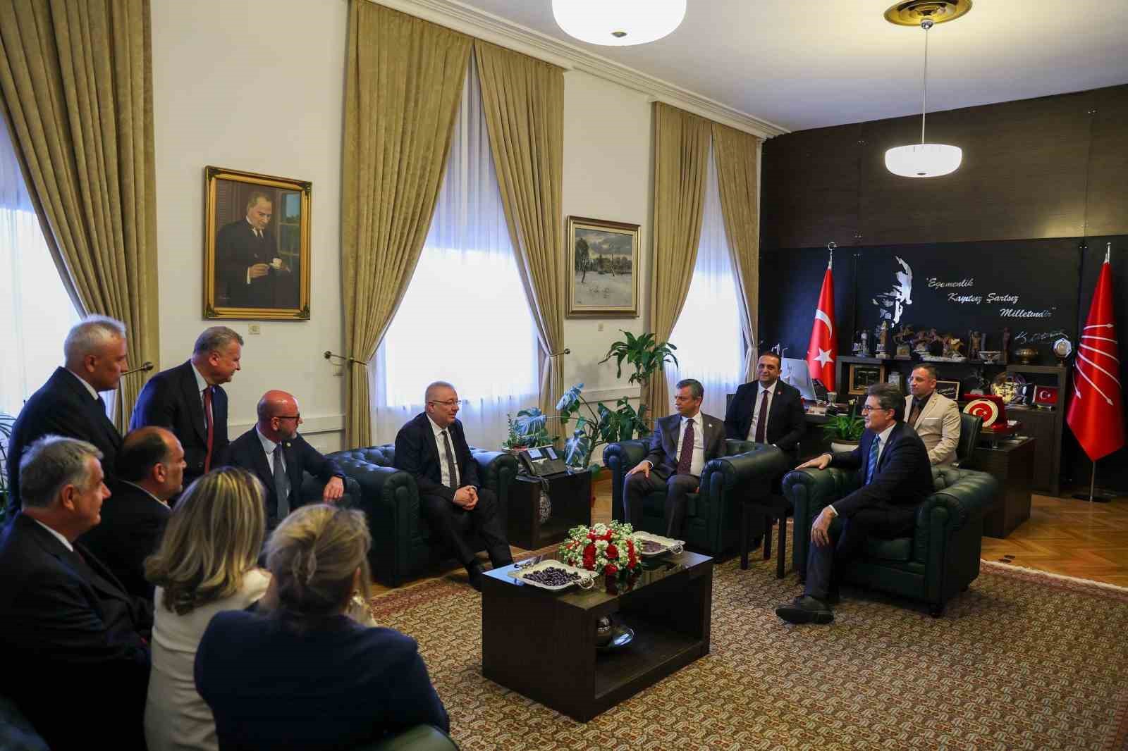 Başkan Ertaş ve Edremit heyeti CHP Lideri Özgür Özel ile buluştu
Başkan Ertaş ve Edremit heyeti CHP Lideri Özgür Özel ile buluştu