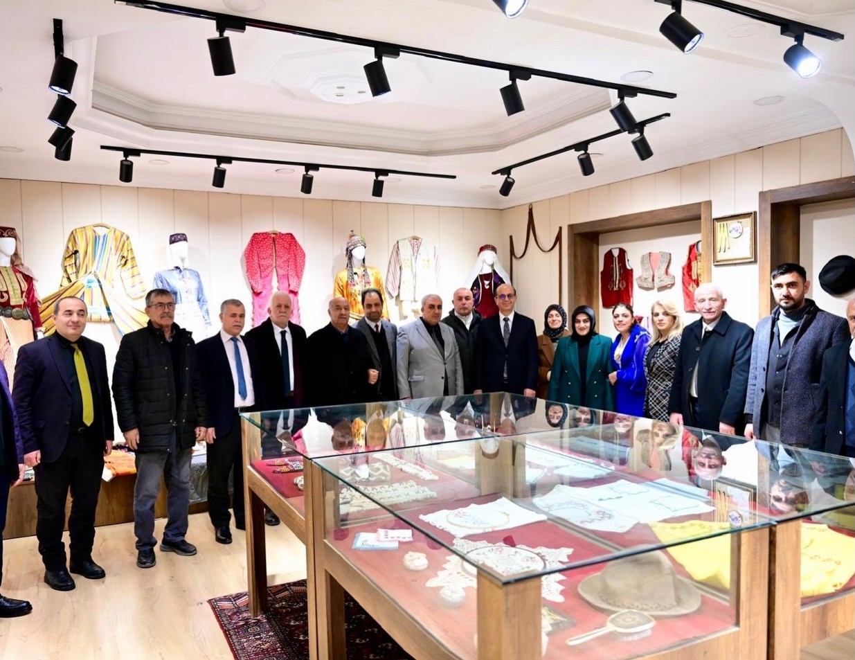 Başkan Geçit, halı dokuma kursunda kesim törenine katıldı
