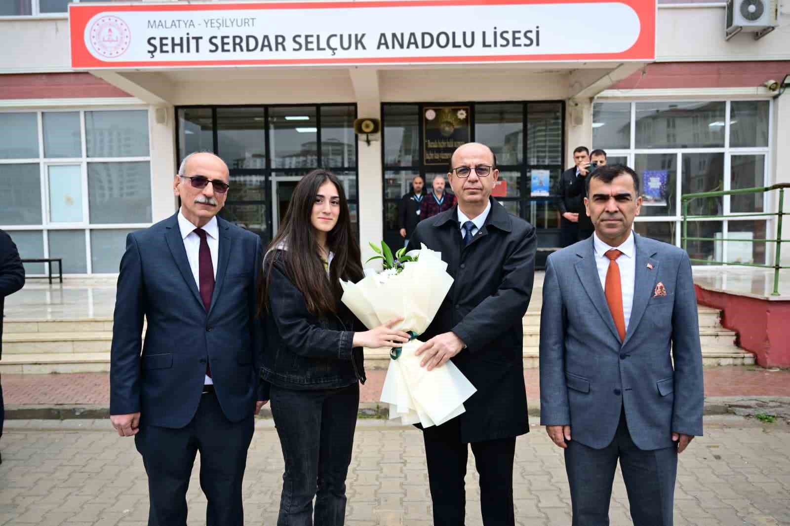 Başkan Geçit öğrencilerle buluştu: "Hedefiniz olsun, çok çalışın"
Başkan Geçit öğrencilerle buluştu: "Hedefiniz olsun, çok çalışın"