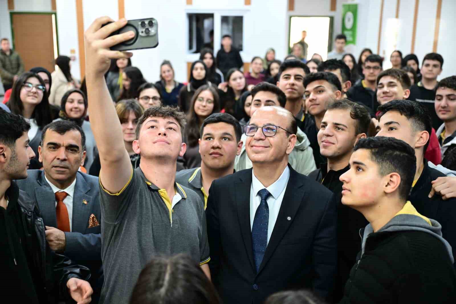 Başkan Geçit öğrencilerle buluştu: "Hedefiniz olsun, çok çalışın"
Başkan Geçit öğrencilerle buluştu: "Hedefiniz olsun, çok çalışın"