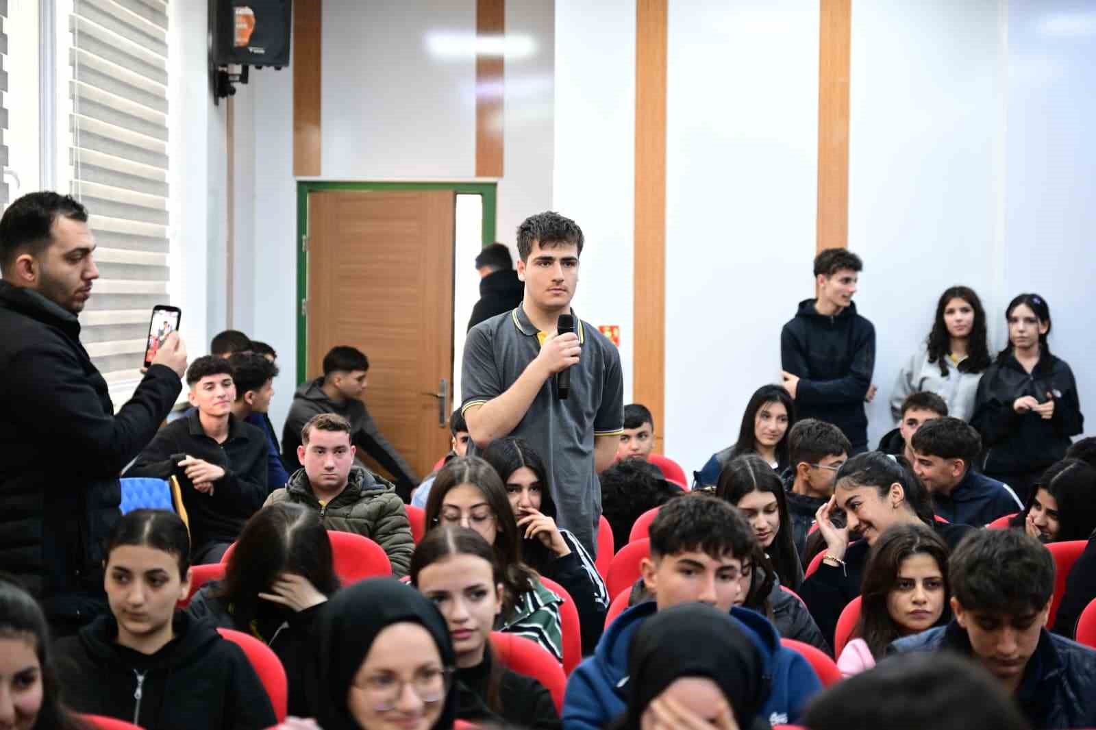 Başkan Geçit öğrencilerle buluştu: "Hedefiniz olsun, çok çalışın"
Başkan Geçit öğrencilerle buluştu: "Hedefiniz olsun, çok çalışın"