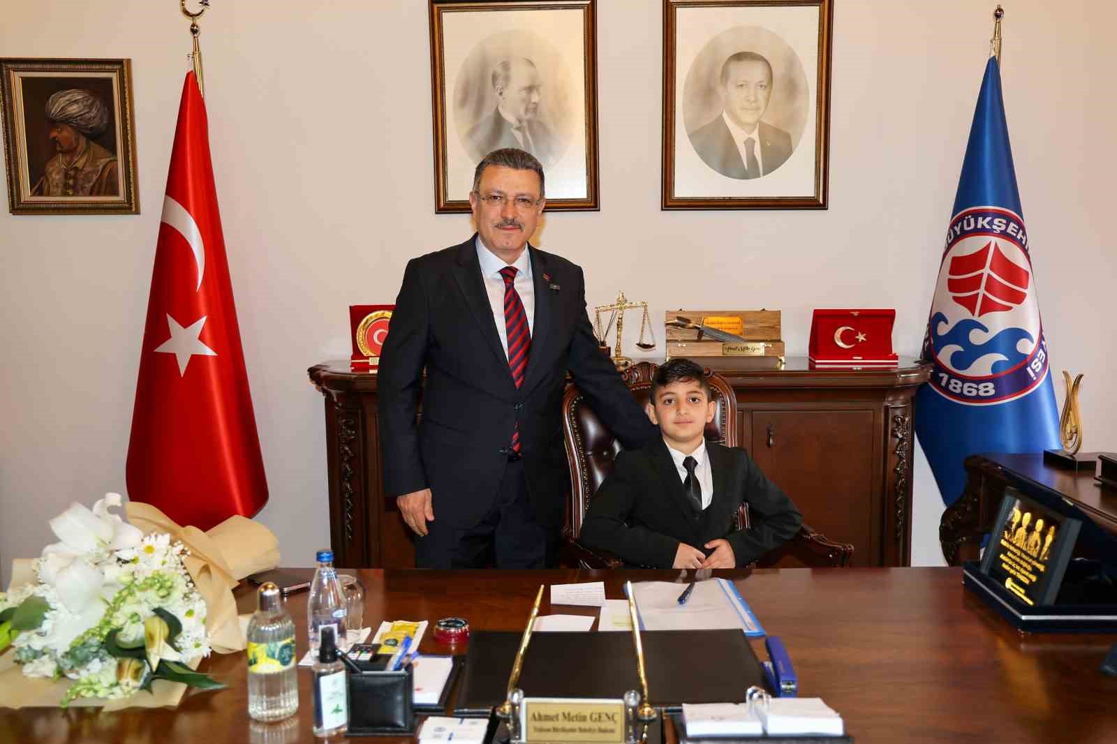 Başkan Genç, koltuğunu minik Hamza’ya devretti
