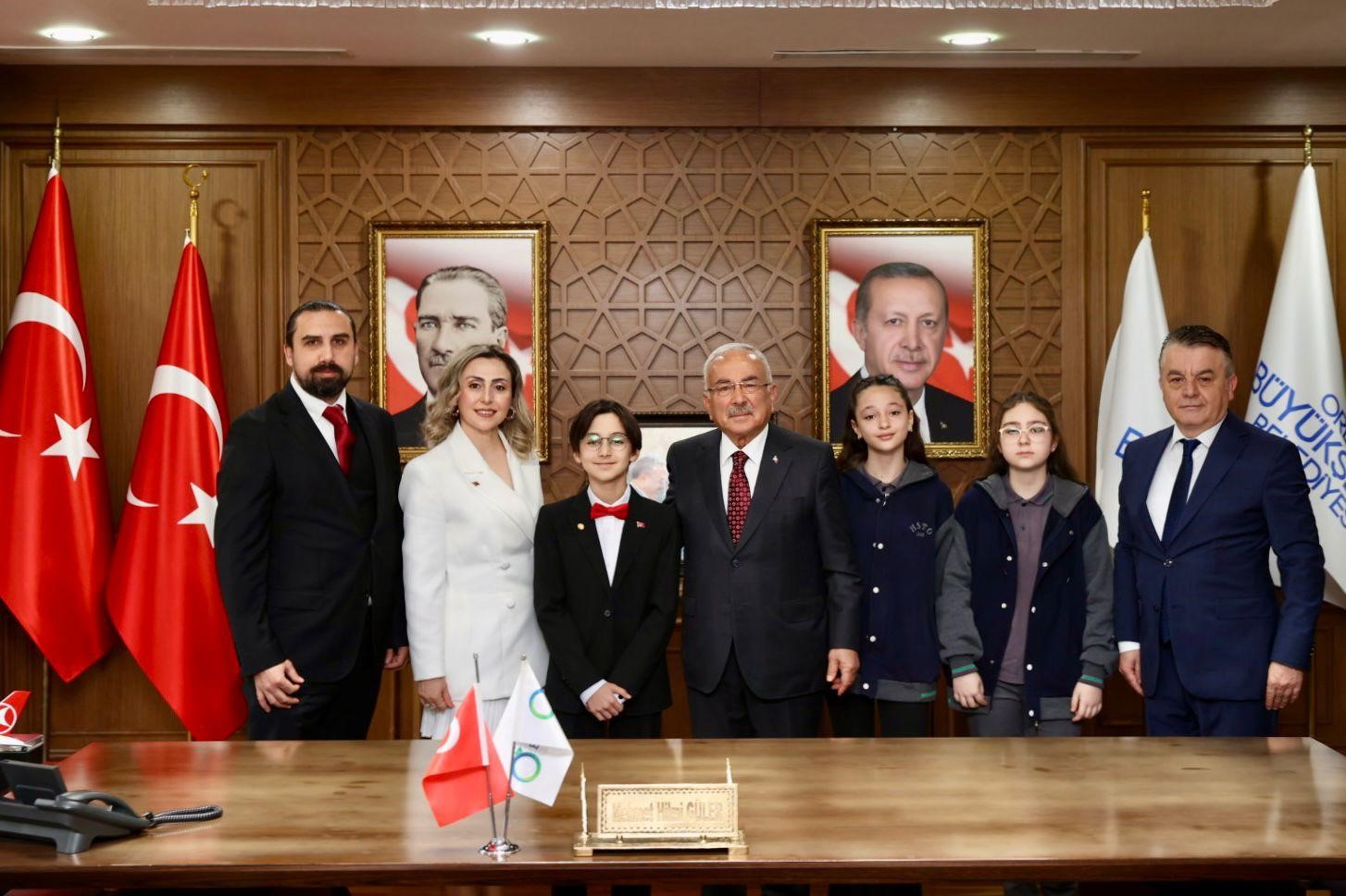 Başkan Güler koltuğunu 6’ncı sınıf öğrencisi Dağhan Öztürk’e devretti
