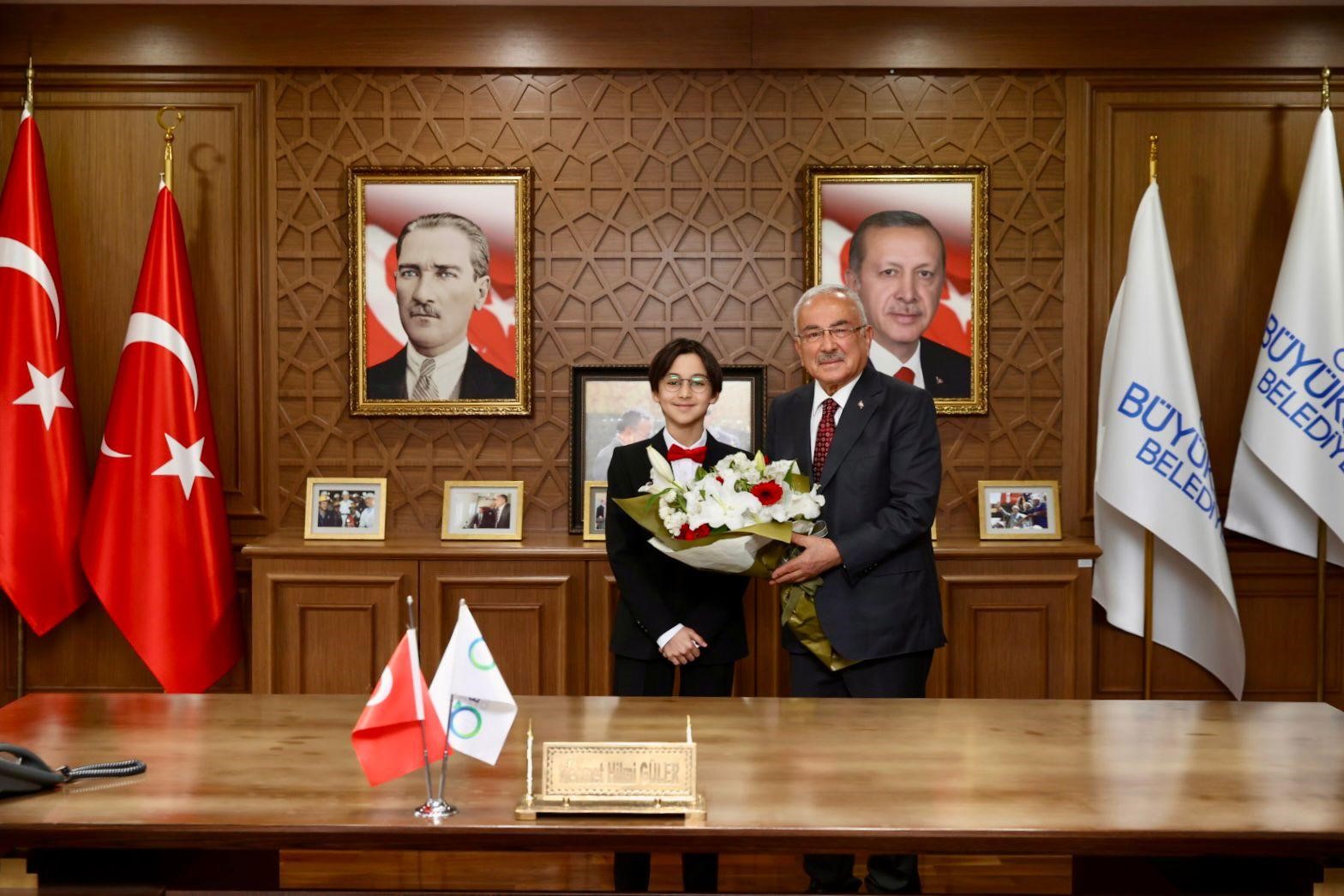 Başkan Güler koltuğunu 6’ncı sınıf öğrencisi Dağhan Öztürk’e devretti
