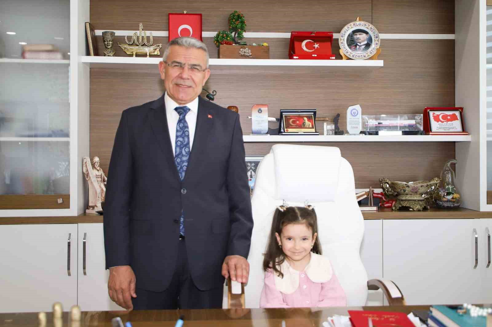 Başkan Güler, koltuğunu minik öğrencilere devretti
