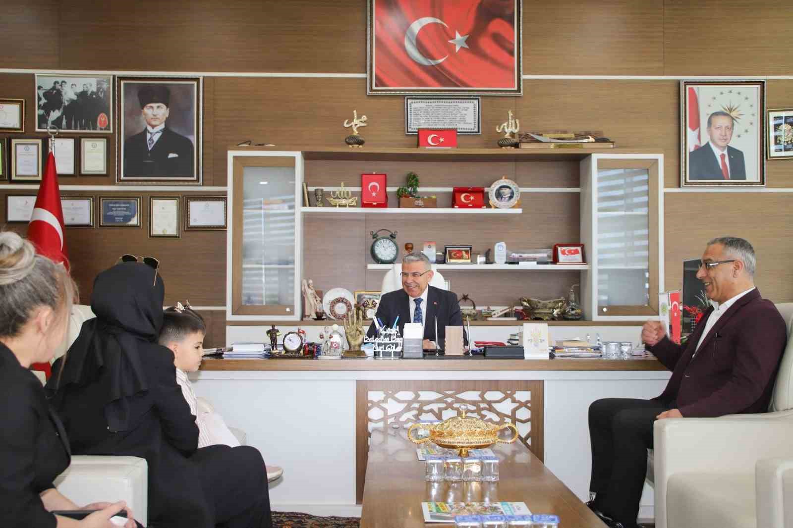 Başkan Güler, koltuğunu minik öğrencilere devretti
