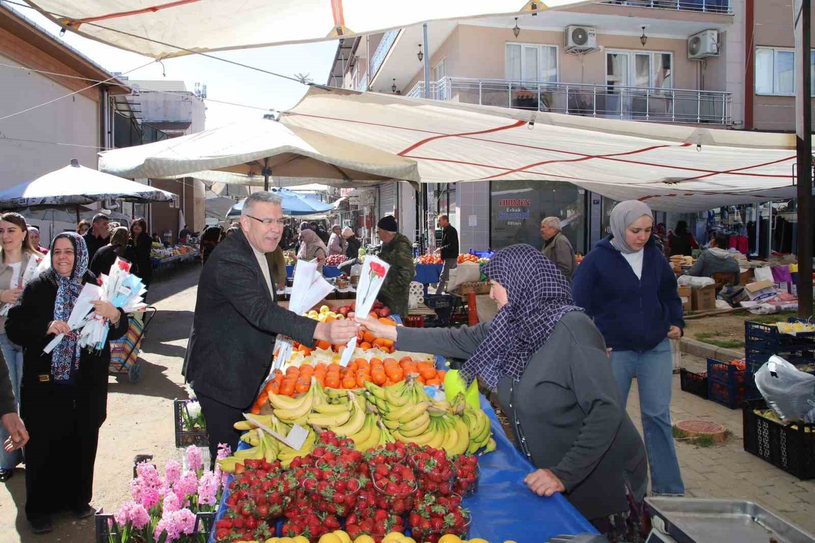 Başkan Güler’den kadınlara çiçekli jest
