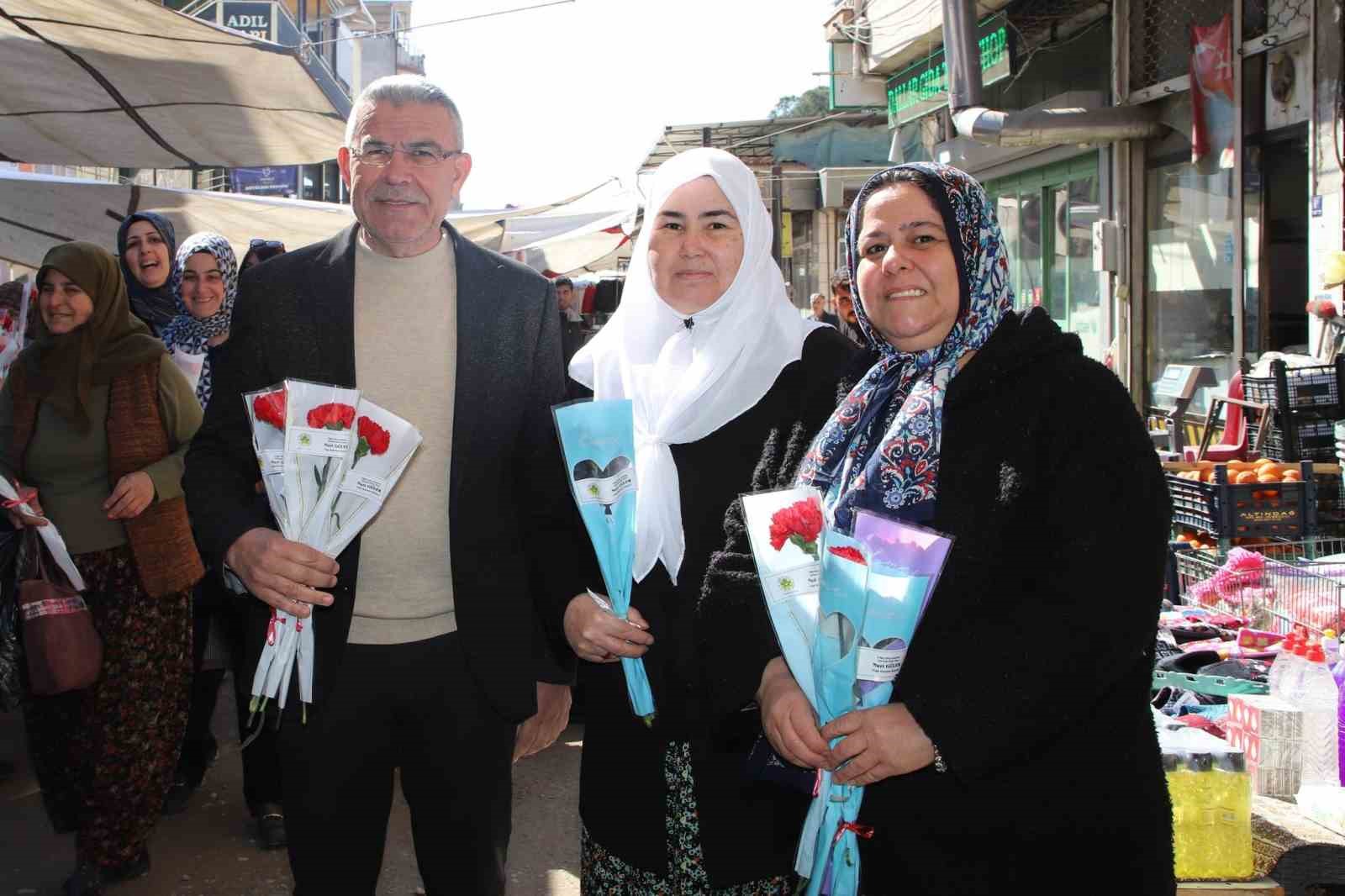 Başkan Güler’den kadınlara çiçekli jest
