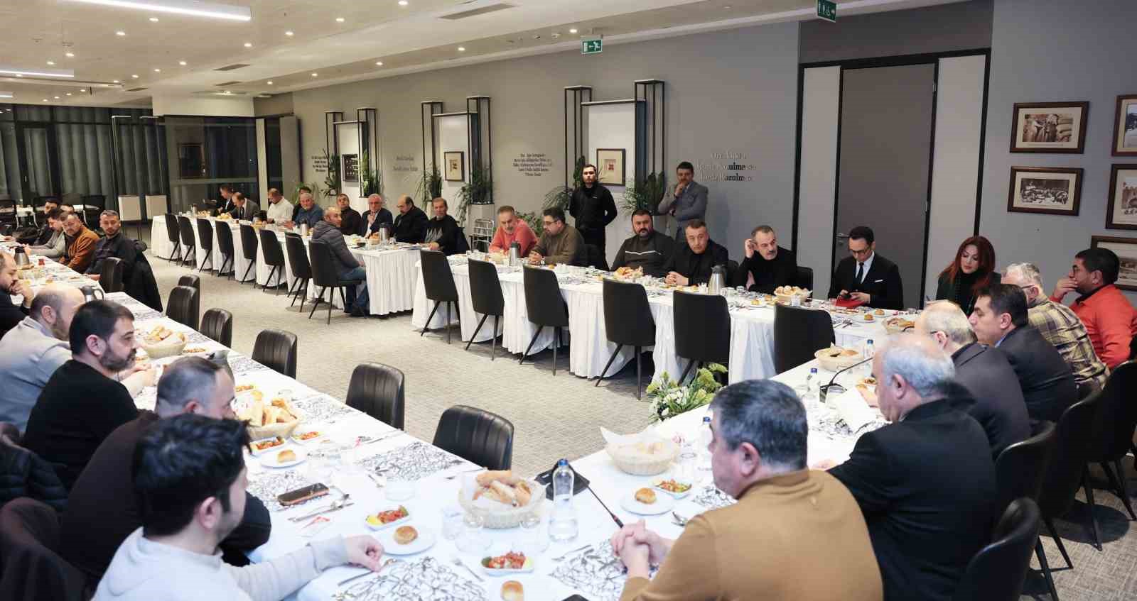 Başkan Gülsoy: "Kayseri’nin alın terine, marka değerine göz dikenlere geçit yok"
Başkan Gülsoy: "Kayseri’nin alın terine, marka değerine göz dikenlere geçit yok"