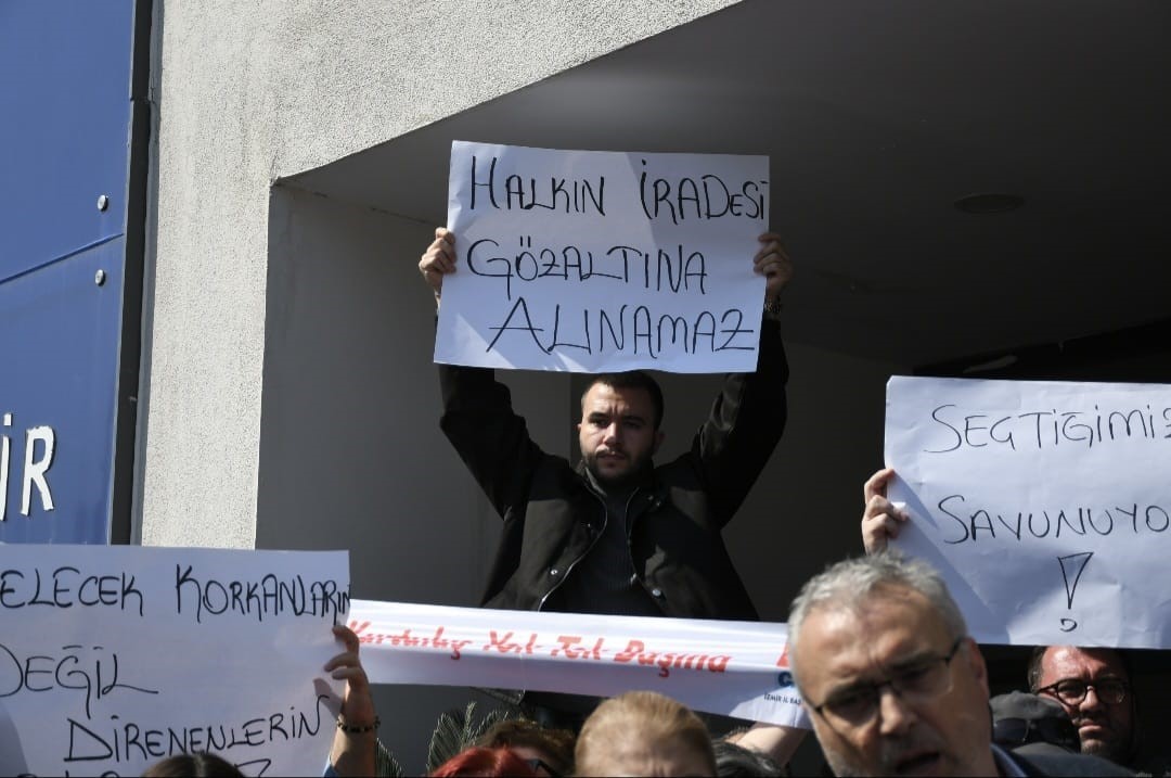 Başkan Günel’in gözaltına alınmasına Kuşadası’nda tepki
