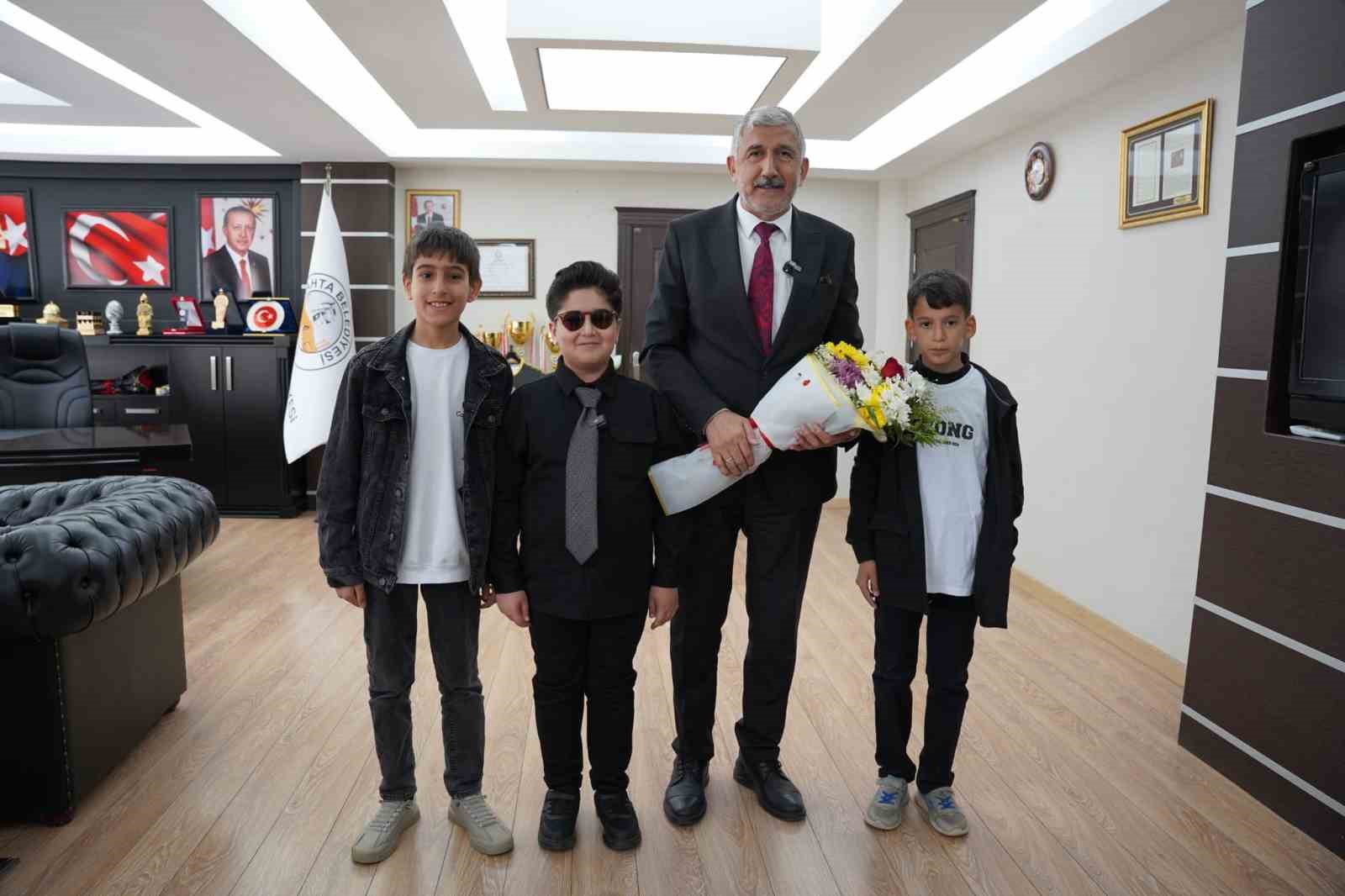 Başkan Hallaç, koltuğunu 10 yaşındaki Ebubekir’e devretti
