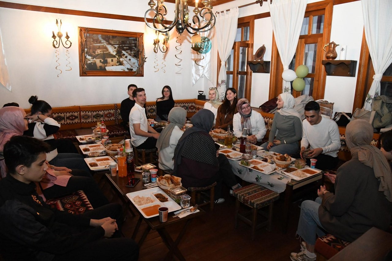 Başkan İbrahim Çenet, öğrencilerle iftarda buluştu
