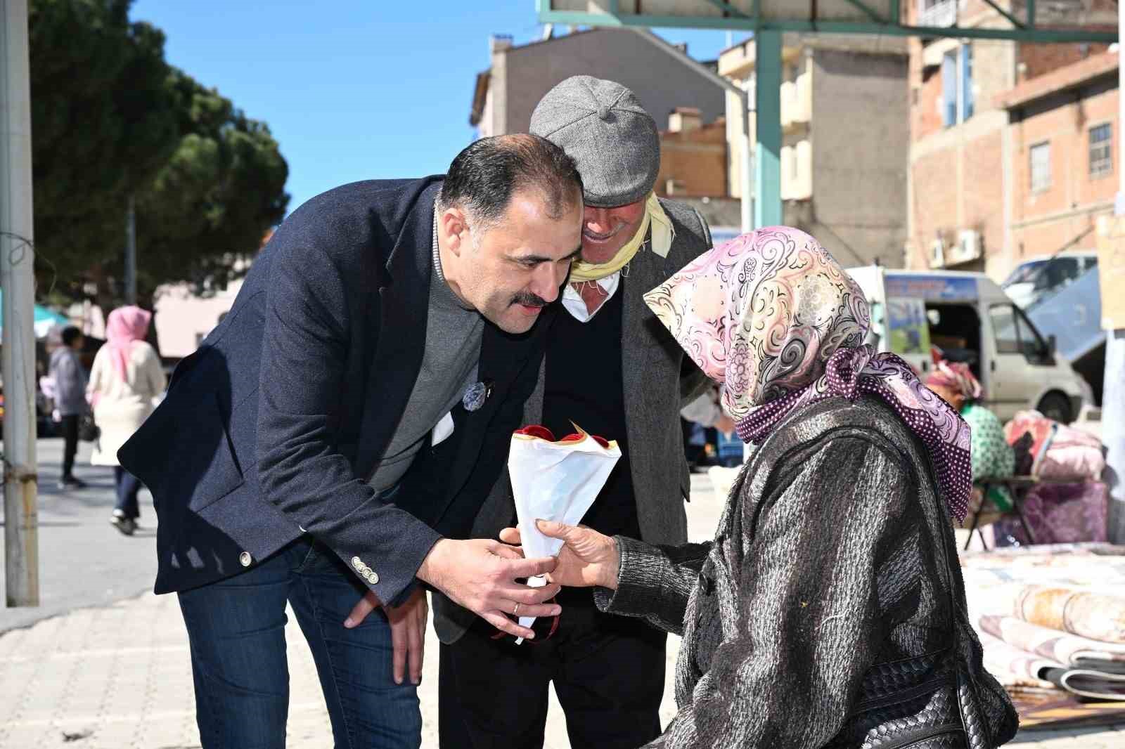 Başkan Kara’dan emekçi kadınlara ve sağlık çalışanlarına çiçek

