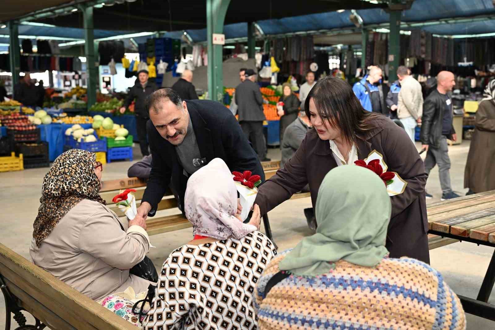 Başkan Kara’dan emekçi kadınlara ve sağlık çalışanlarına çiçek
