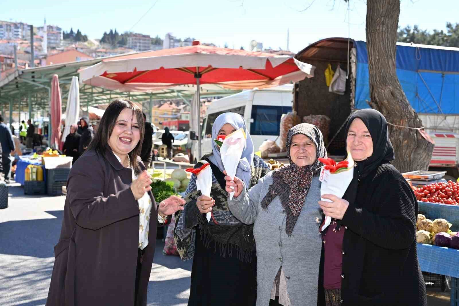 Başkan Kara’dan emekçi kadınlara ve sağlık çalışanlarına çiçek
