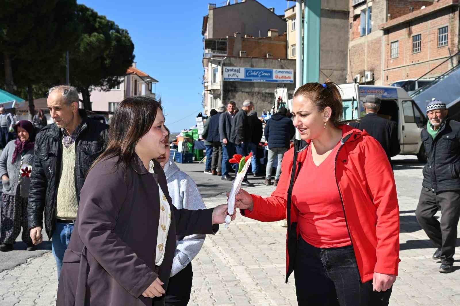 Başkan Kara’dan emekçi kadınlara ve sağlık çalışanlarına çiçek

