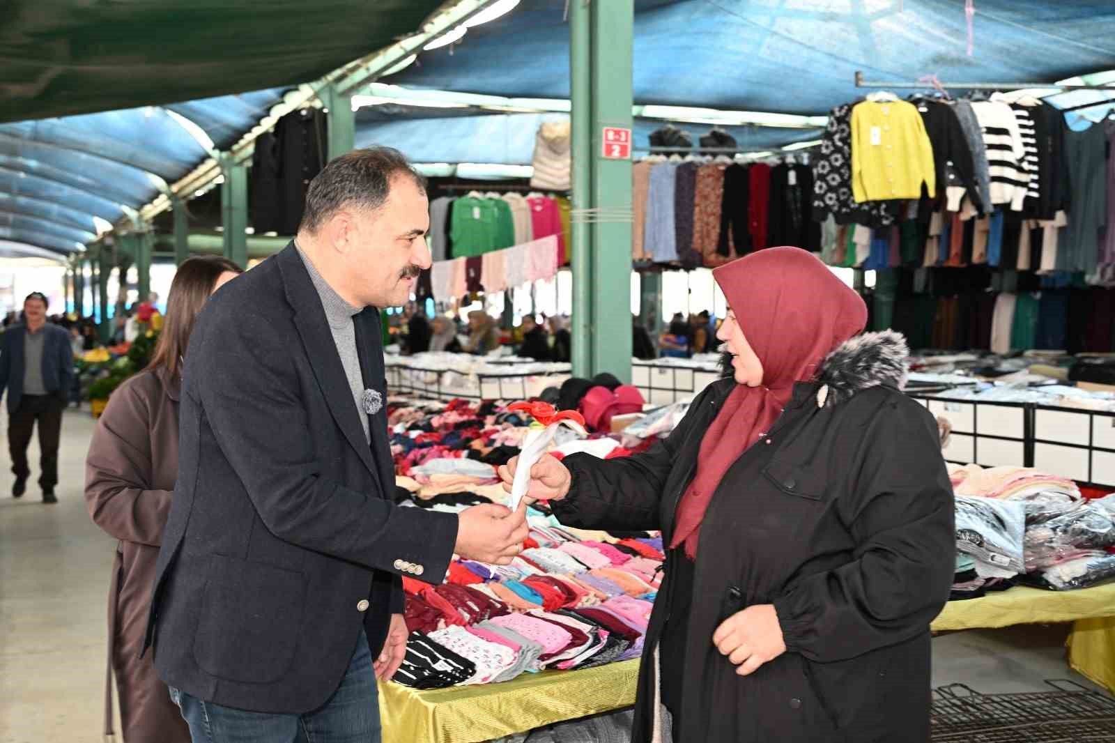 Başkan Kara’dan emekçi kadınlara ve sağlık çalışanlarına çiçek
