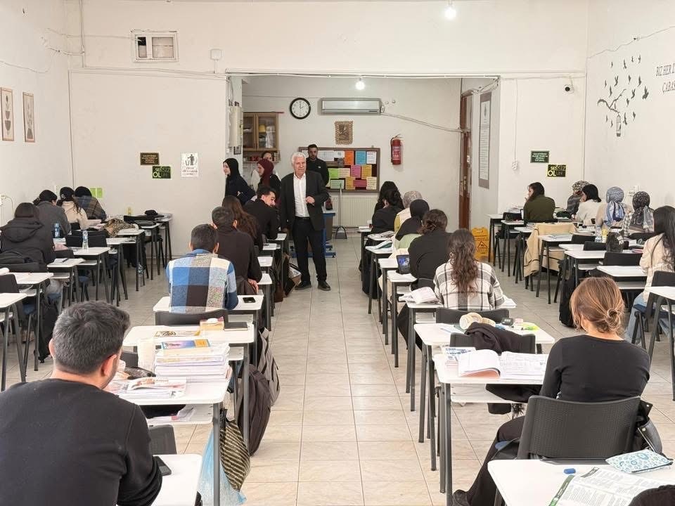 Başkan Karamehmetoğlu, belediye Etüt Merkezinde öğrencilerle bir araya geldi
