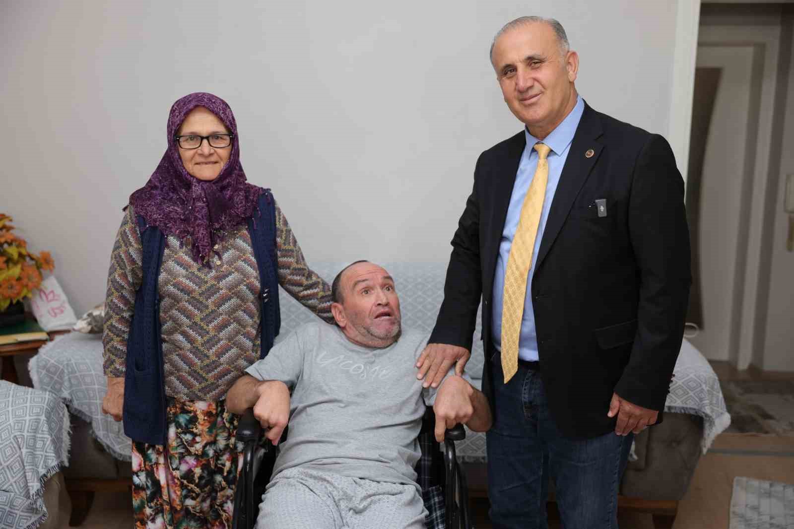 Başkan Kaya engelli İskender’in isteğini yerine getirdi
