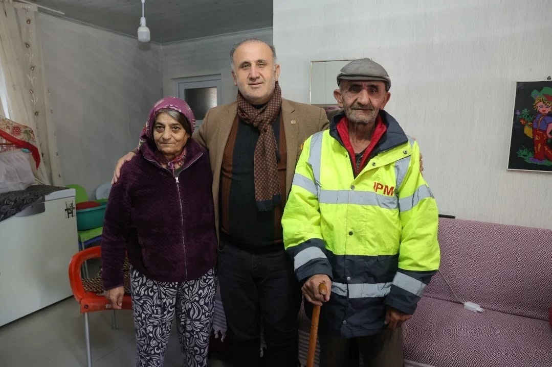 Başkan Kaya, Gül çiftine kayıtsız kalmadı
