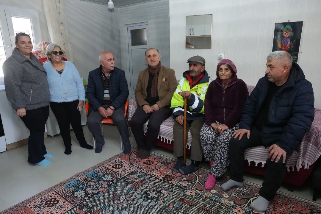 Başkan Kaya, Gül çiftine kayıtsız kalmadı
