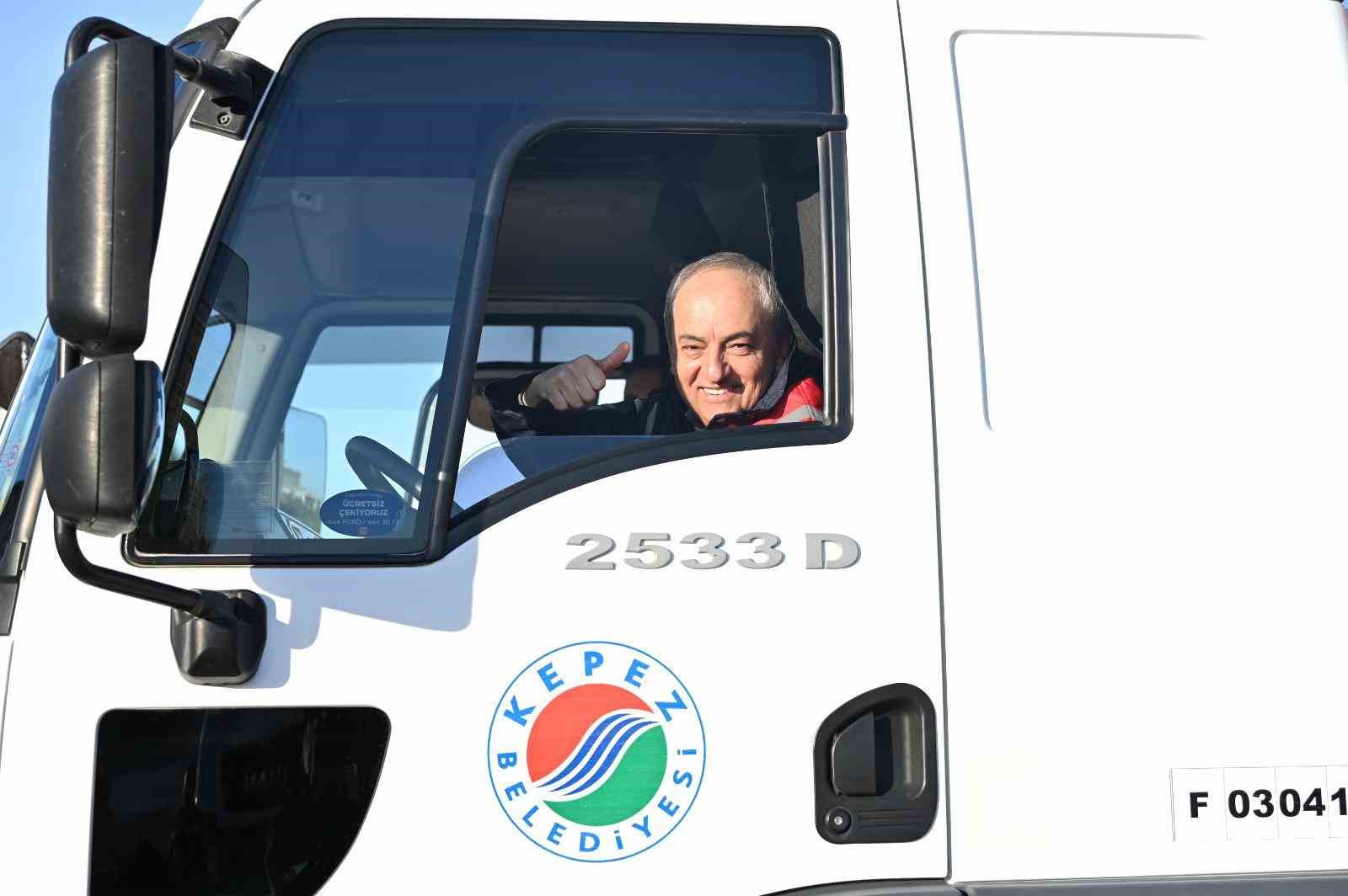 Başkan Kocagöz işçi elbisesini giydi, iş makinesinin başına geçti
