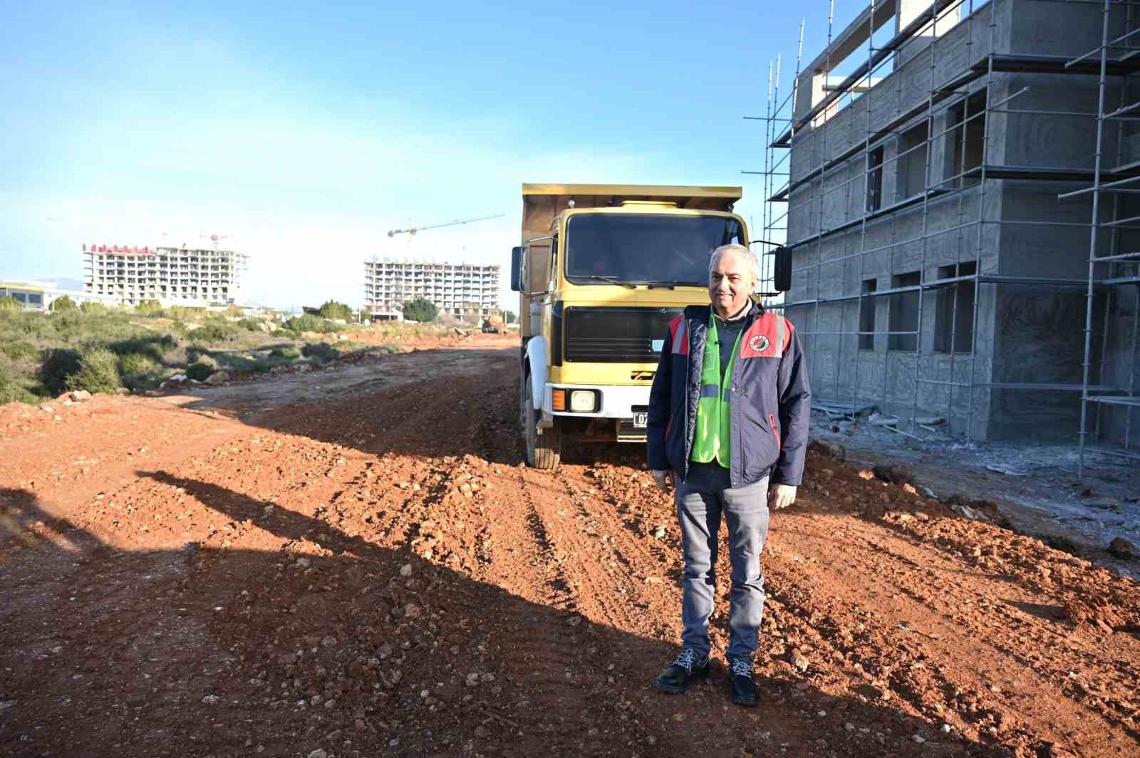 Başkan Kocagöz işçi elbisesini giydi, iş makinesinin başına geçti
