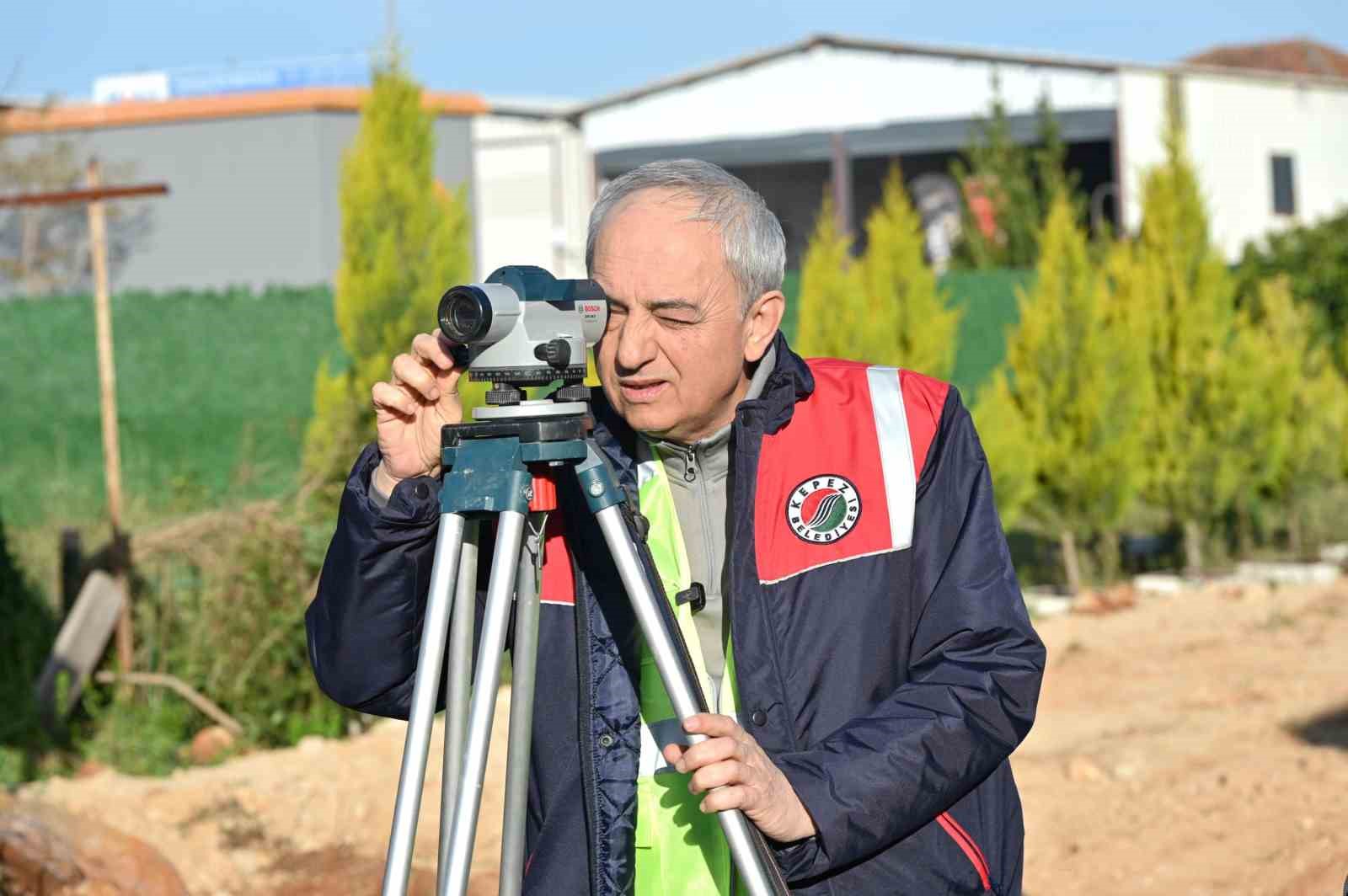 Başkan Kocagöz işçi elbisesini giydi, iş makinesinin başına geçti
