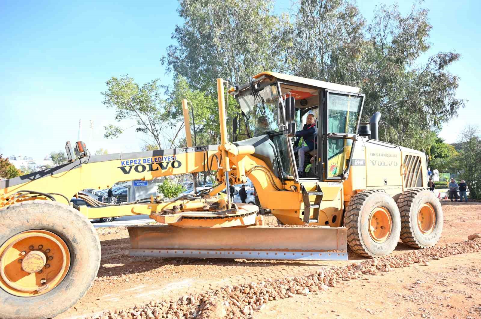 Başkan Kocagöz işçi elbisesini giydi, iş makinesinin başına geçti
