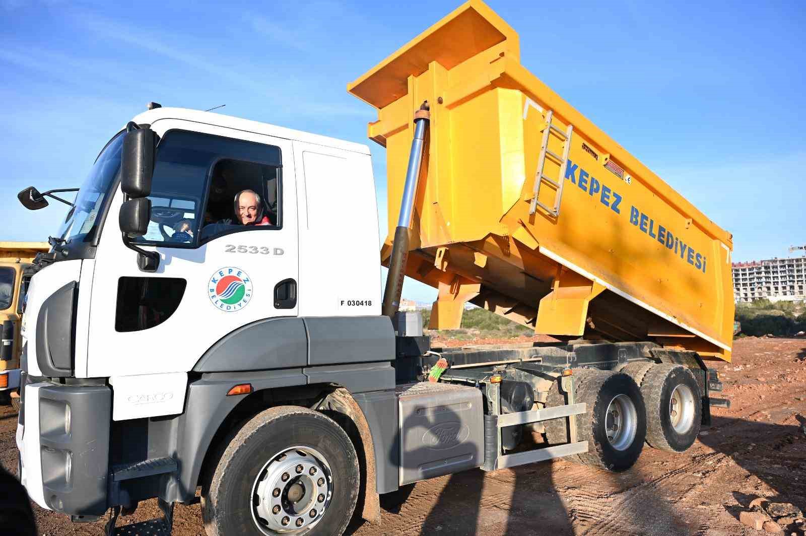 Başkan Kocagöz işçi elbisesini giydi, iş makinesinin başına geçti
