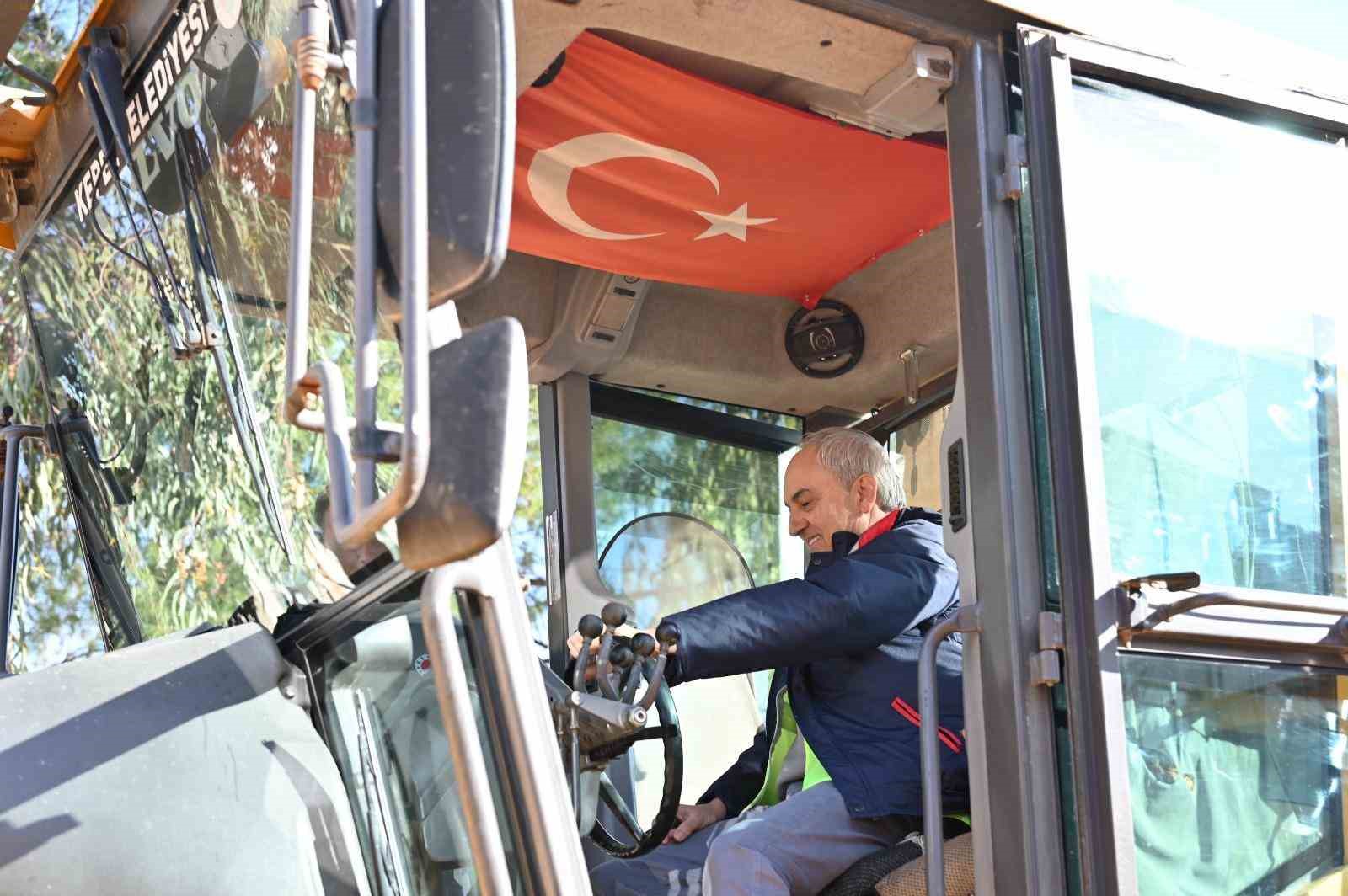 Başkan Kocagöz işçi elbisesini giydi, iş makinesinin başına geçti
