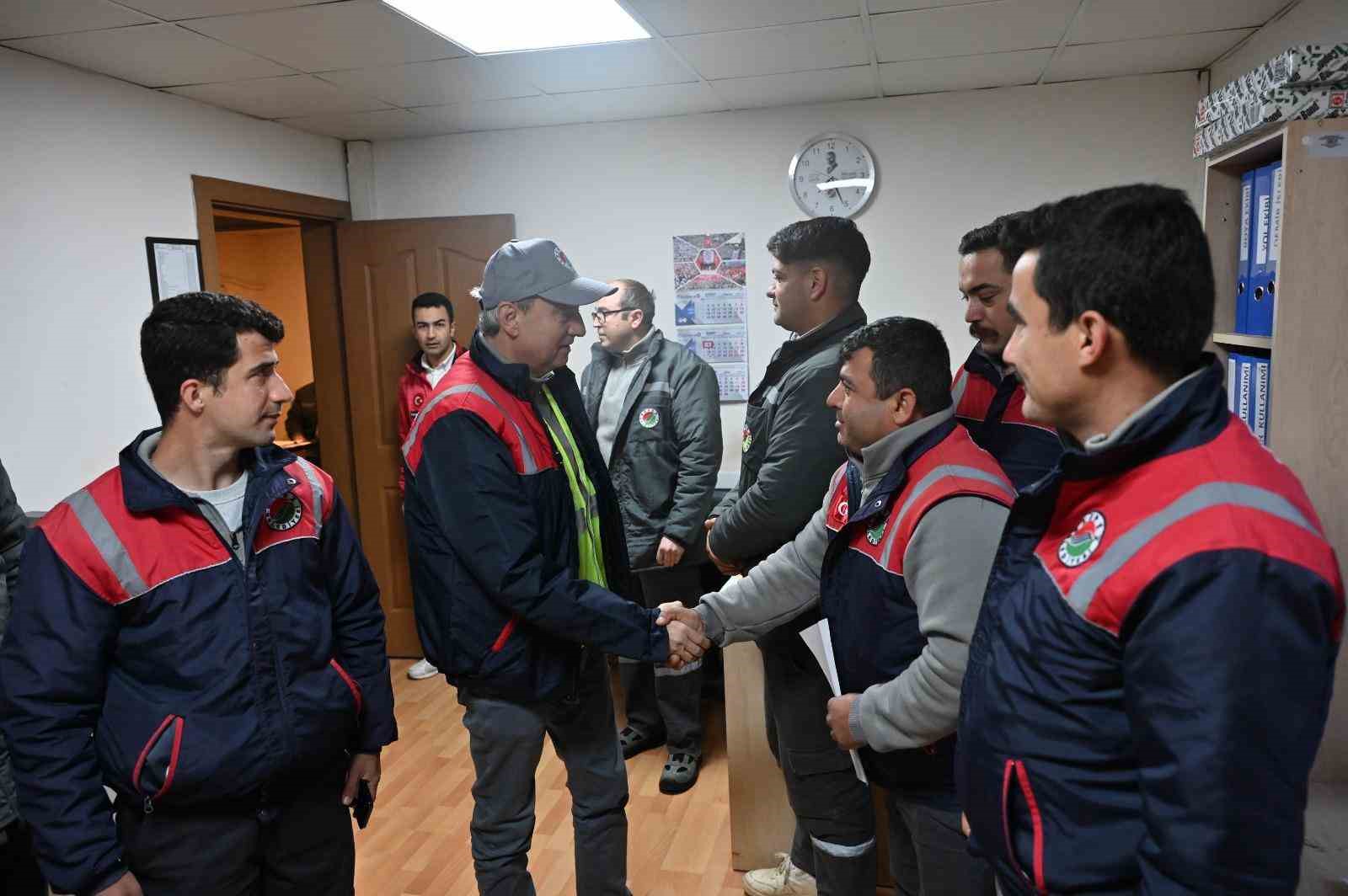 Başkan Kocagöz işçi elbisesini giydi, iş makinesinin başına geçti
