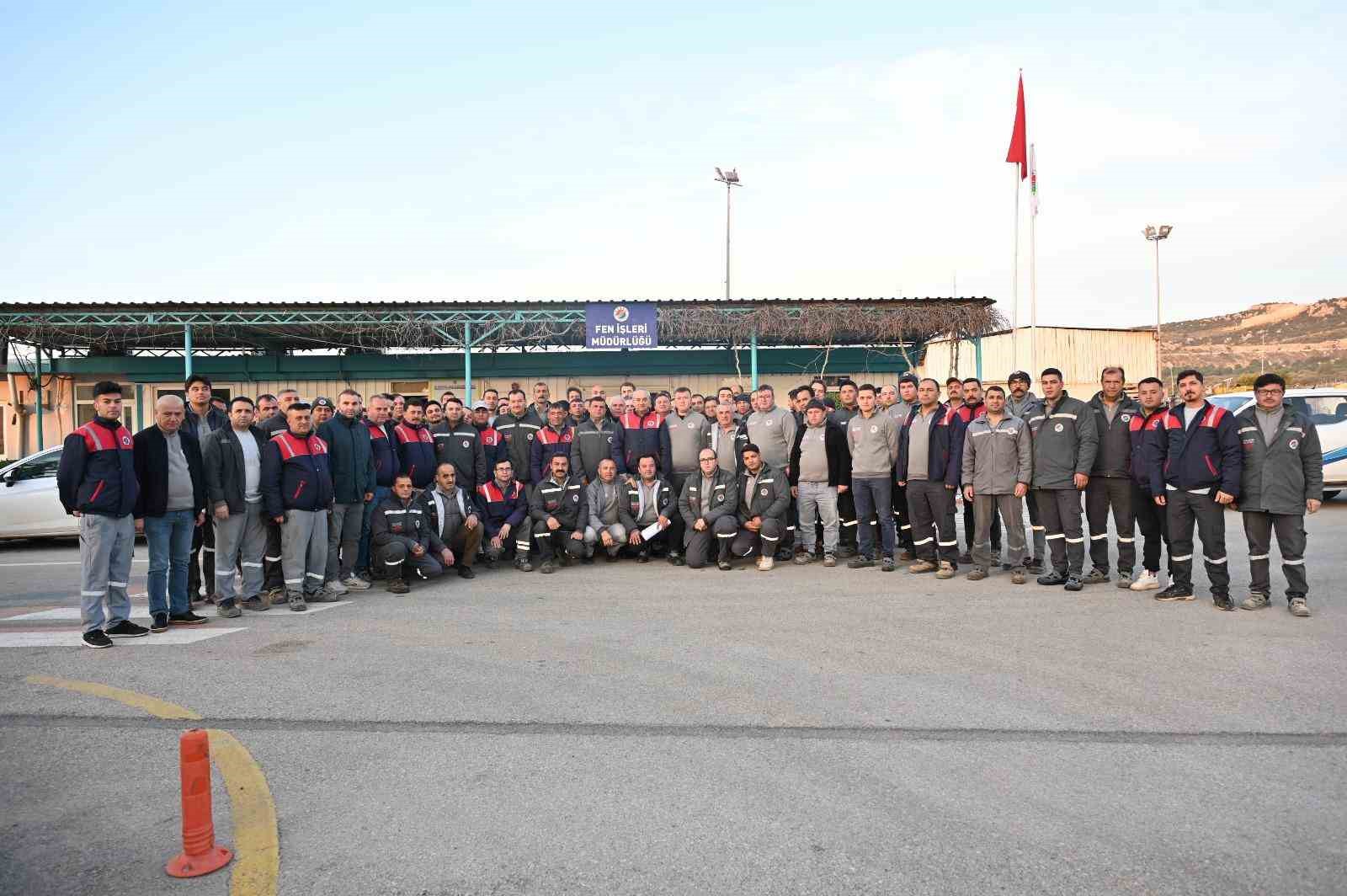 Başkan Kocagöz işçi elbisesini giydi, iş makinesinin başına geçti
