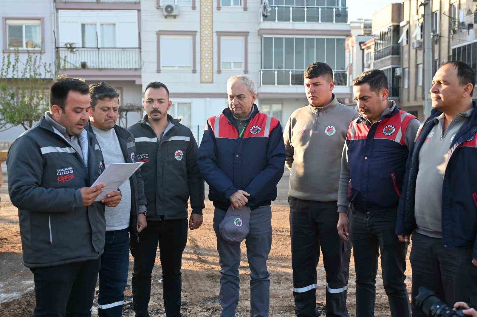 Başkan Kocagöz işçi elbisesini giydi, iş makinesinin başına geçti
