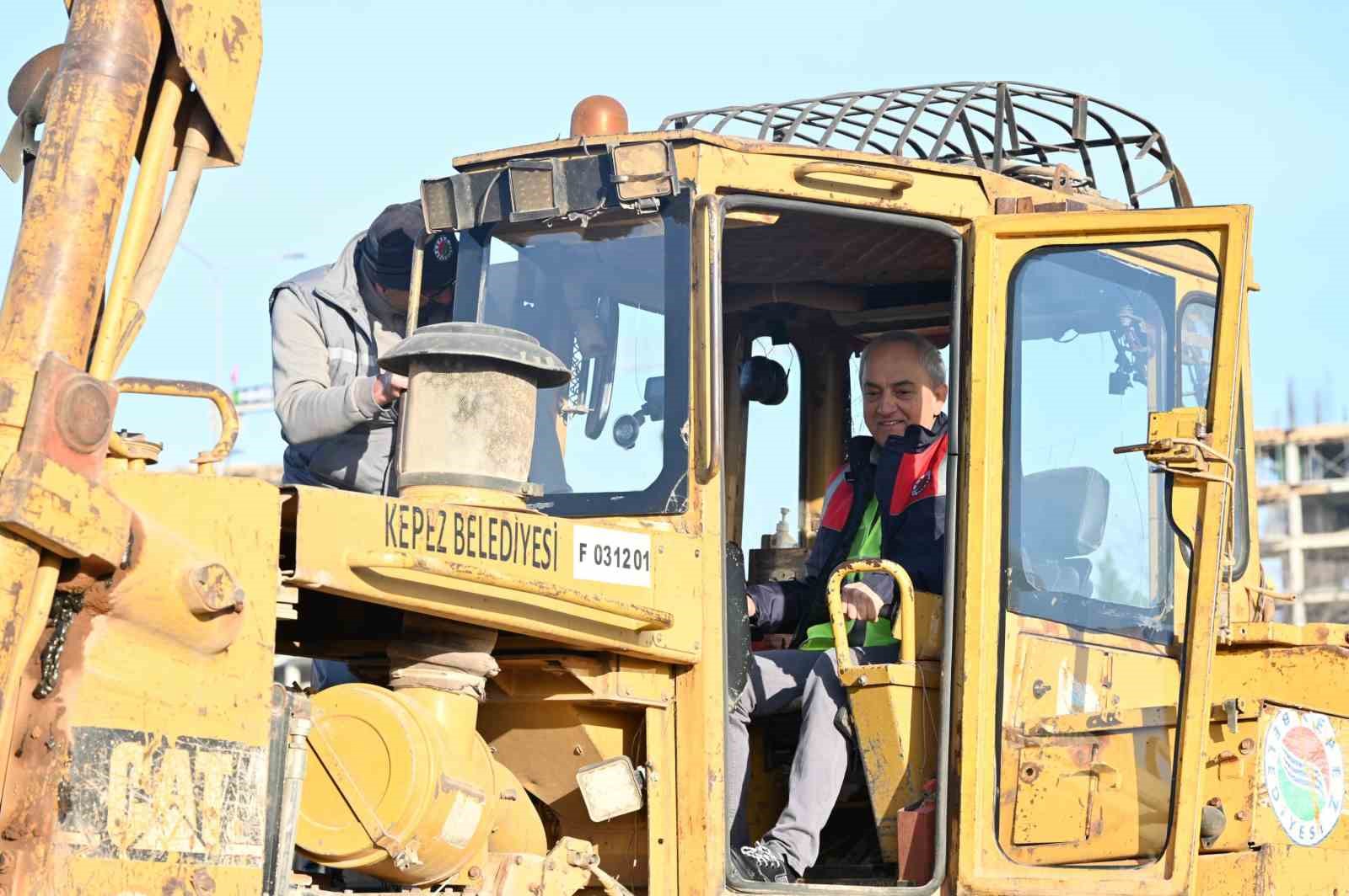 Başkan Kocagöz işçi elbisesini giydi, iş makinesinin başına geçti
