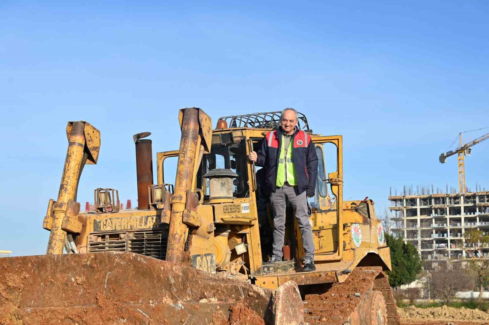 Başkan Kocagöz işçi elbisesini giydi, iş makinesinin başına geçti
