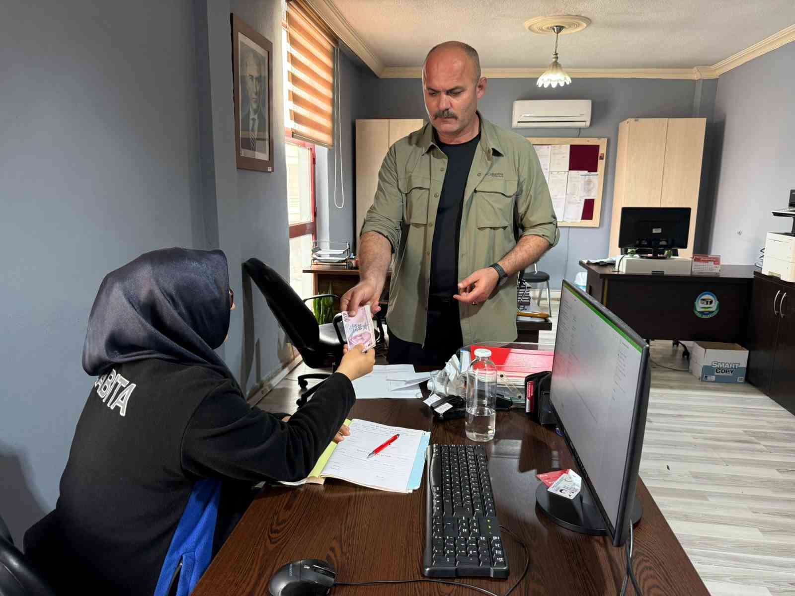 Başkan koruması bankamatikte bulduğu parayı zabıtaya teslim etti
