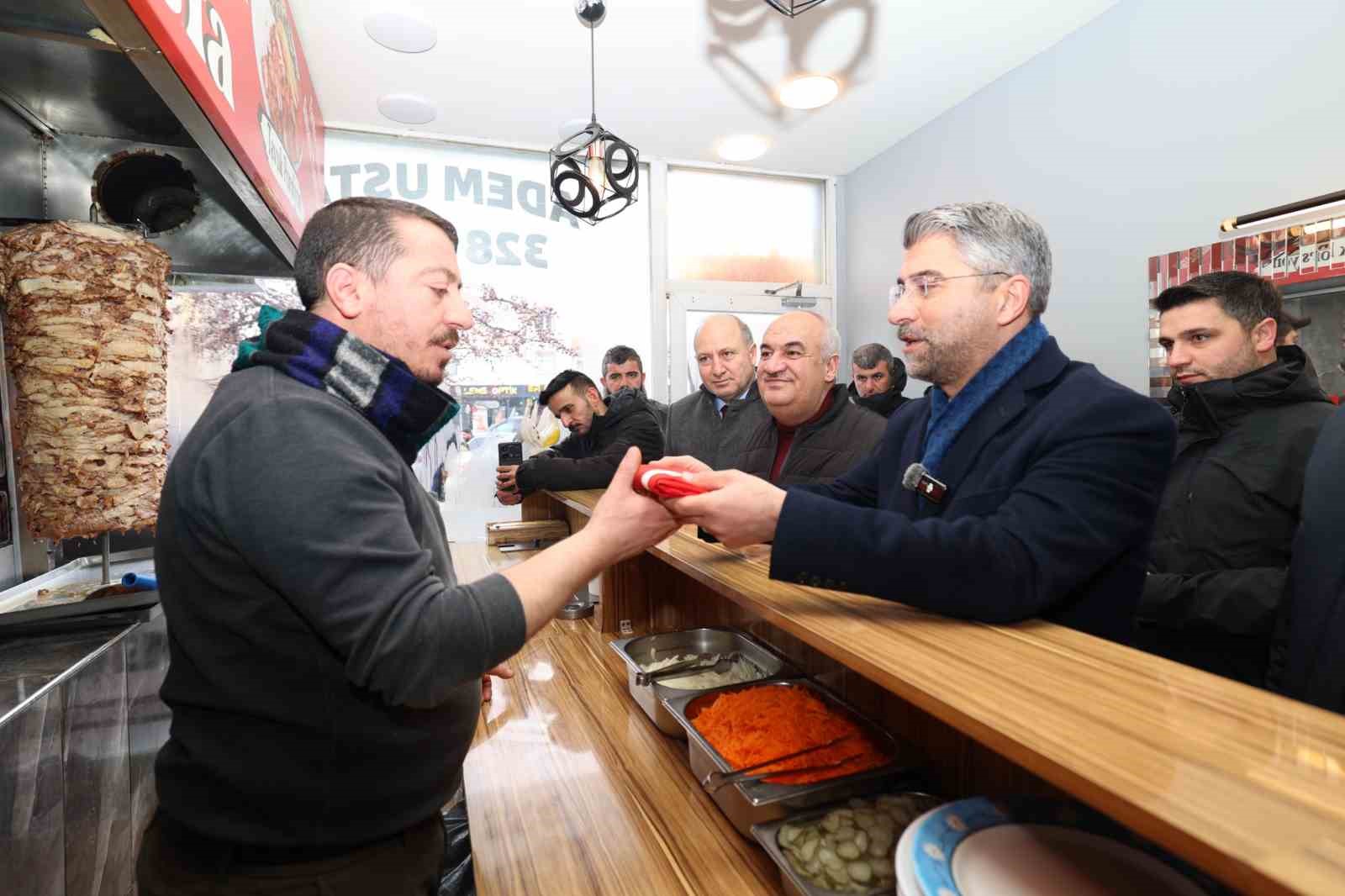 Başkan Küçükoğlu Aziziye’de bayrak dağıttı
