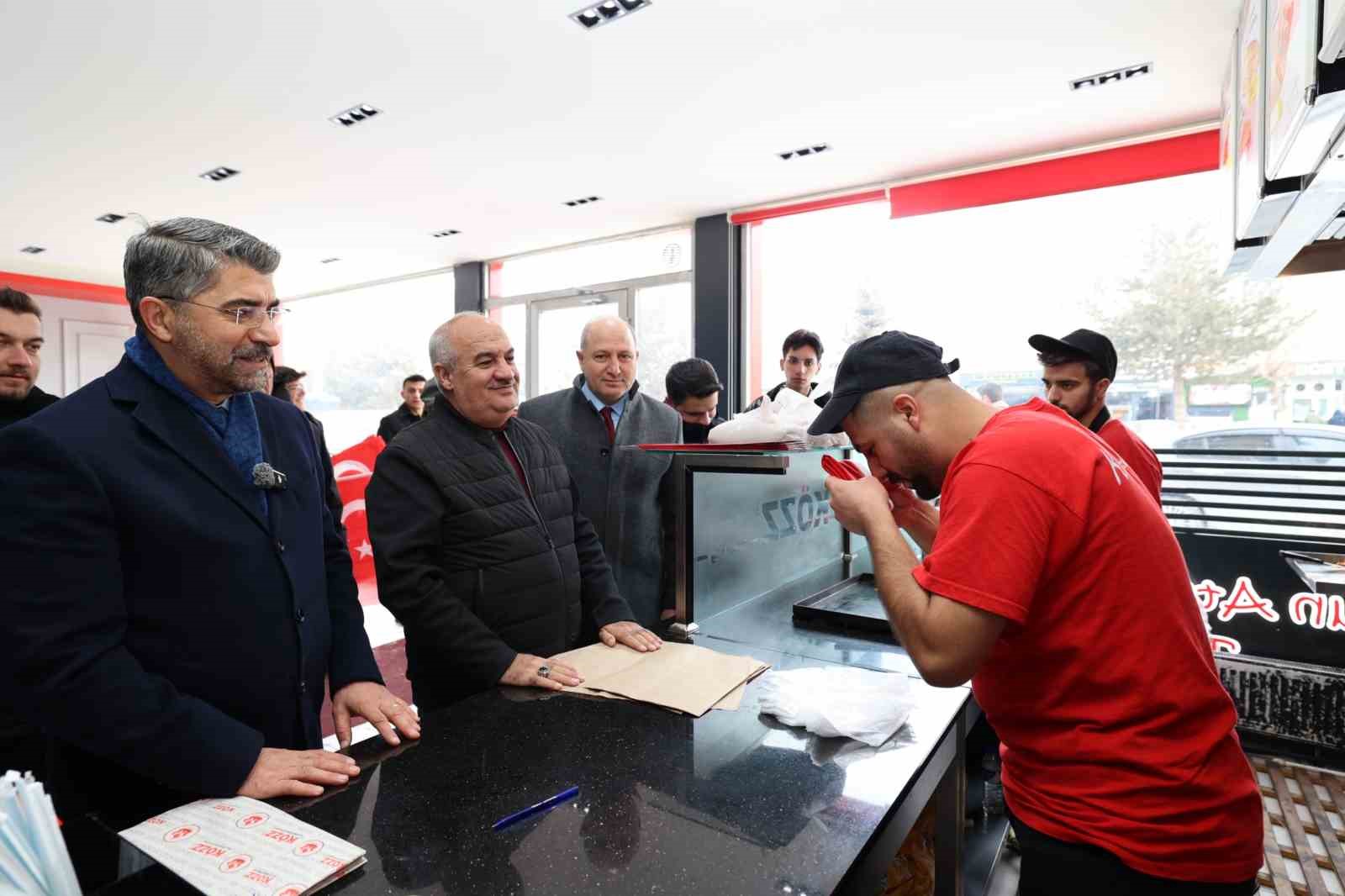 Başkan Küçükoğlu Aziziye’de bayrak dağıttı
