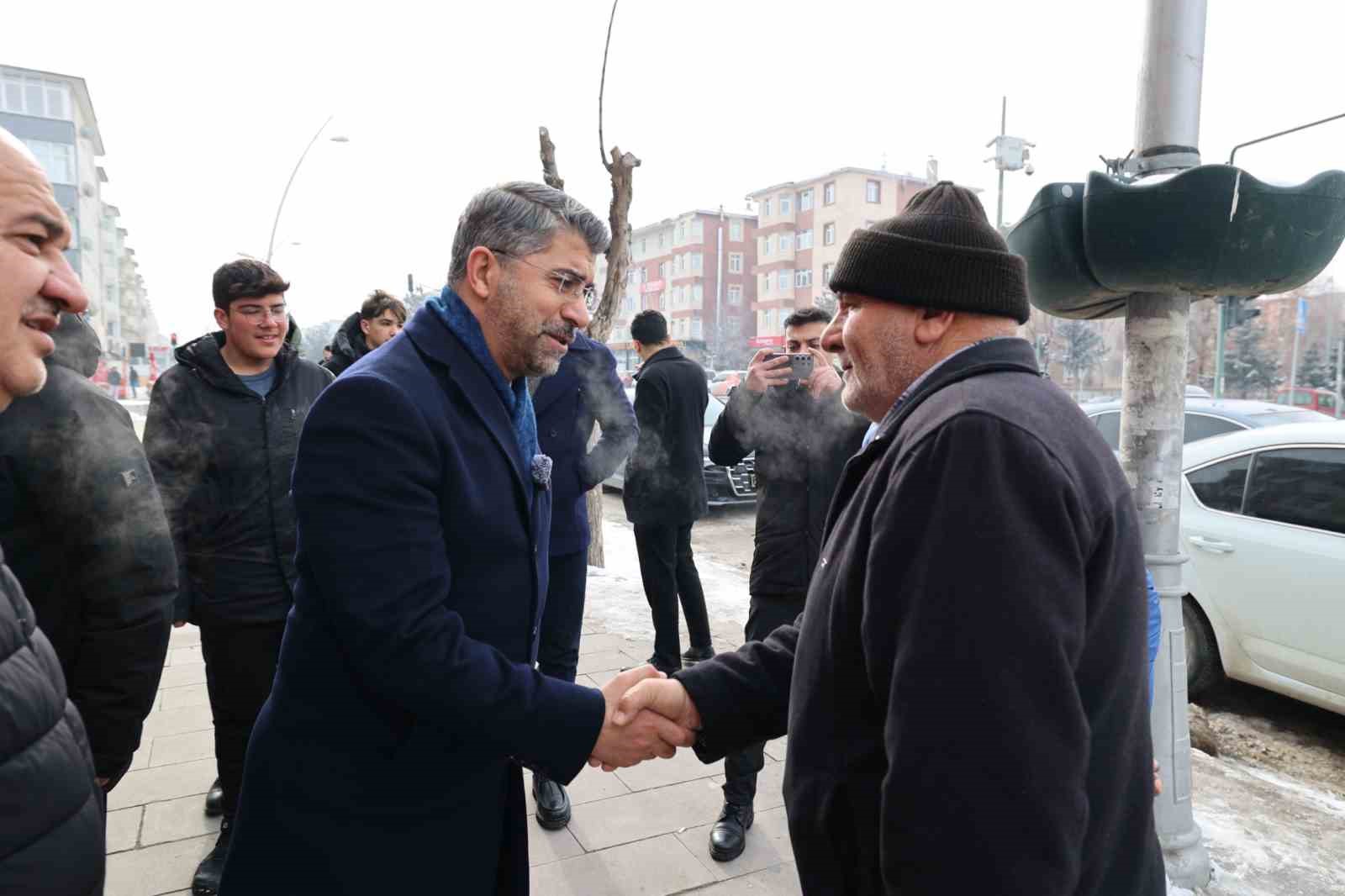 Başkan Küçükoğlu Aziziye’de bayrak dağıttı
