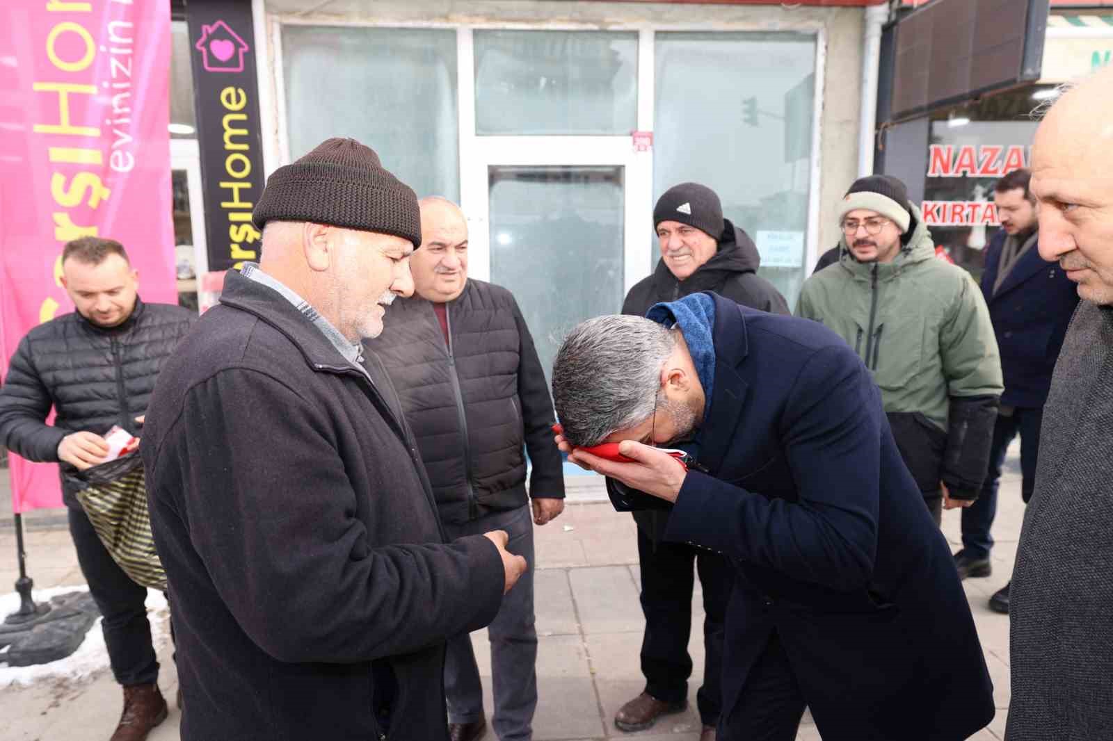 Başkan Küçükoğlu Aziziye’de bayrak dağıttı
